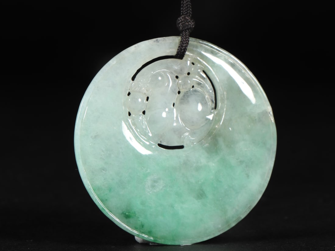 An Exquisite Jadeite Pendant - 3