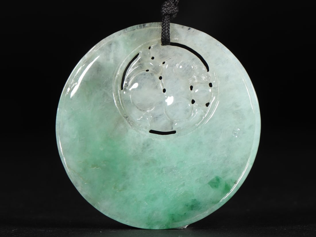 An Exquisite Jadeite Pendant - 6