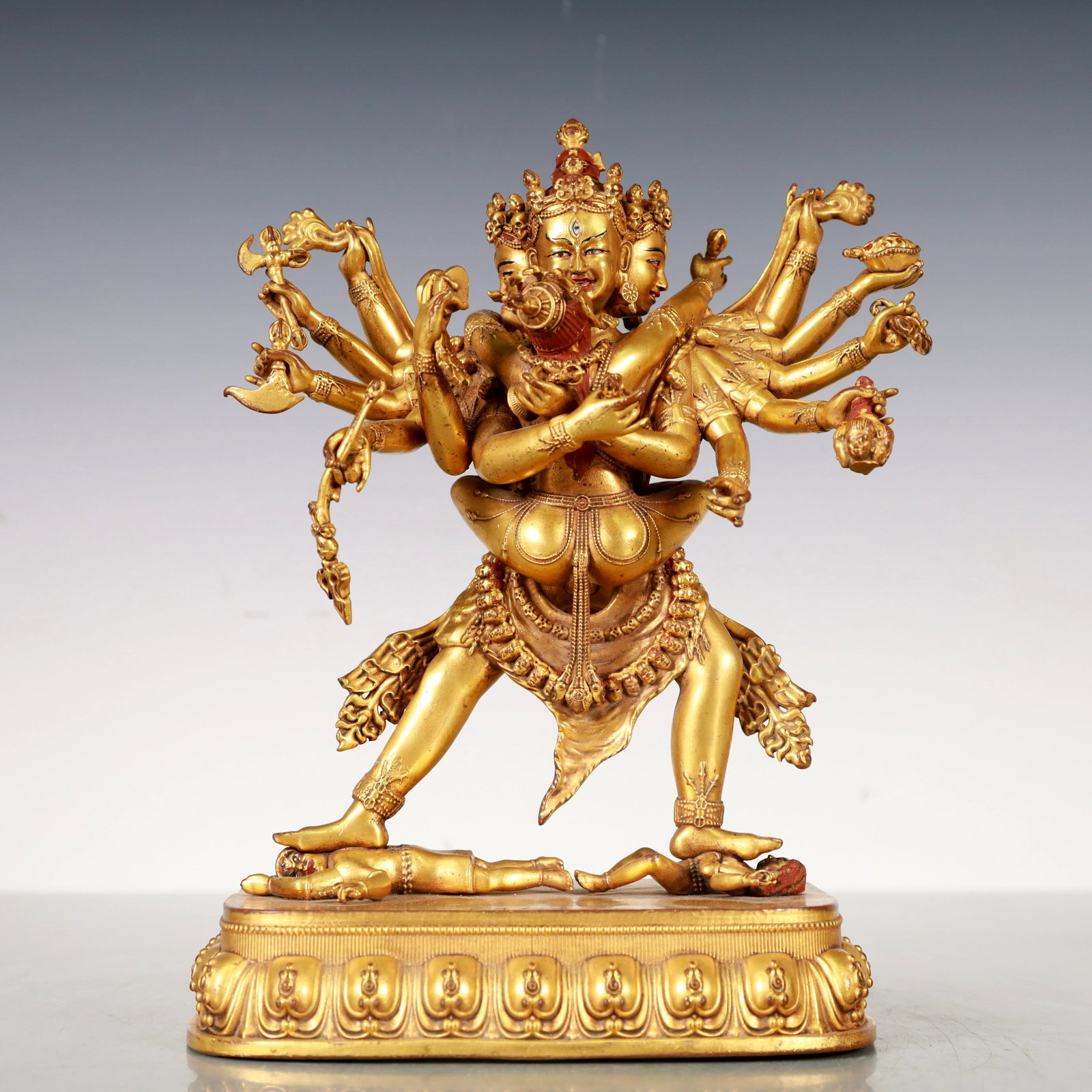 A Exquisite Gilt Bronze Statue of Vajra Buddha statue: A Exquisite Gilt Bronze Statue of Vajra Buddha statue Qing Dynasty, China Kangxi Six-character Mark Size:16cmx10cmx23cm Weight:2400g (The Dimensions Of All Batches Are Manually Measured.If You Need Mo