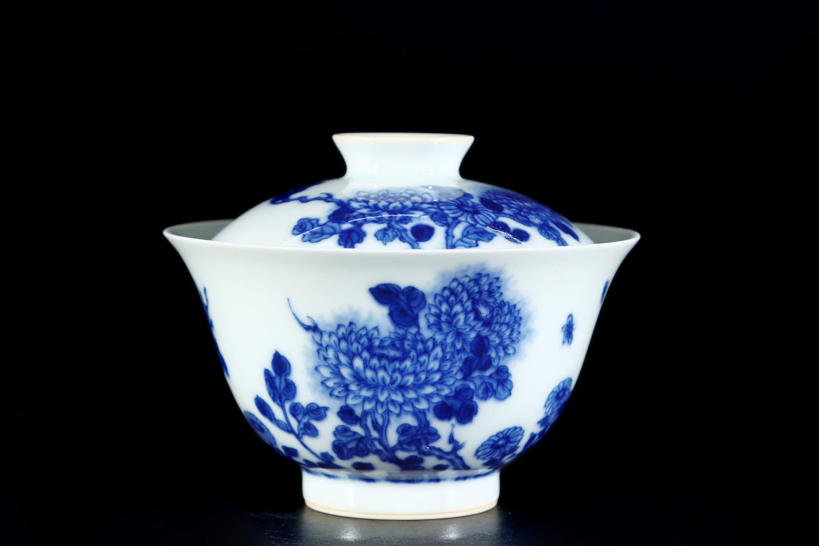 An Exquisite Blue and White Flower and Butterfly Pattern Bowl: An Exquisite Blue and White Flower and Butterfly Pattern Bowl Qing Dynasty, China Yongzheng Six-character Mark Size:8cmx10.2cm (The Dimensions Of All Batches Are Manually Measured.If You Need More