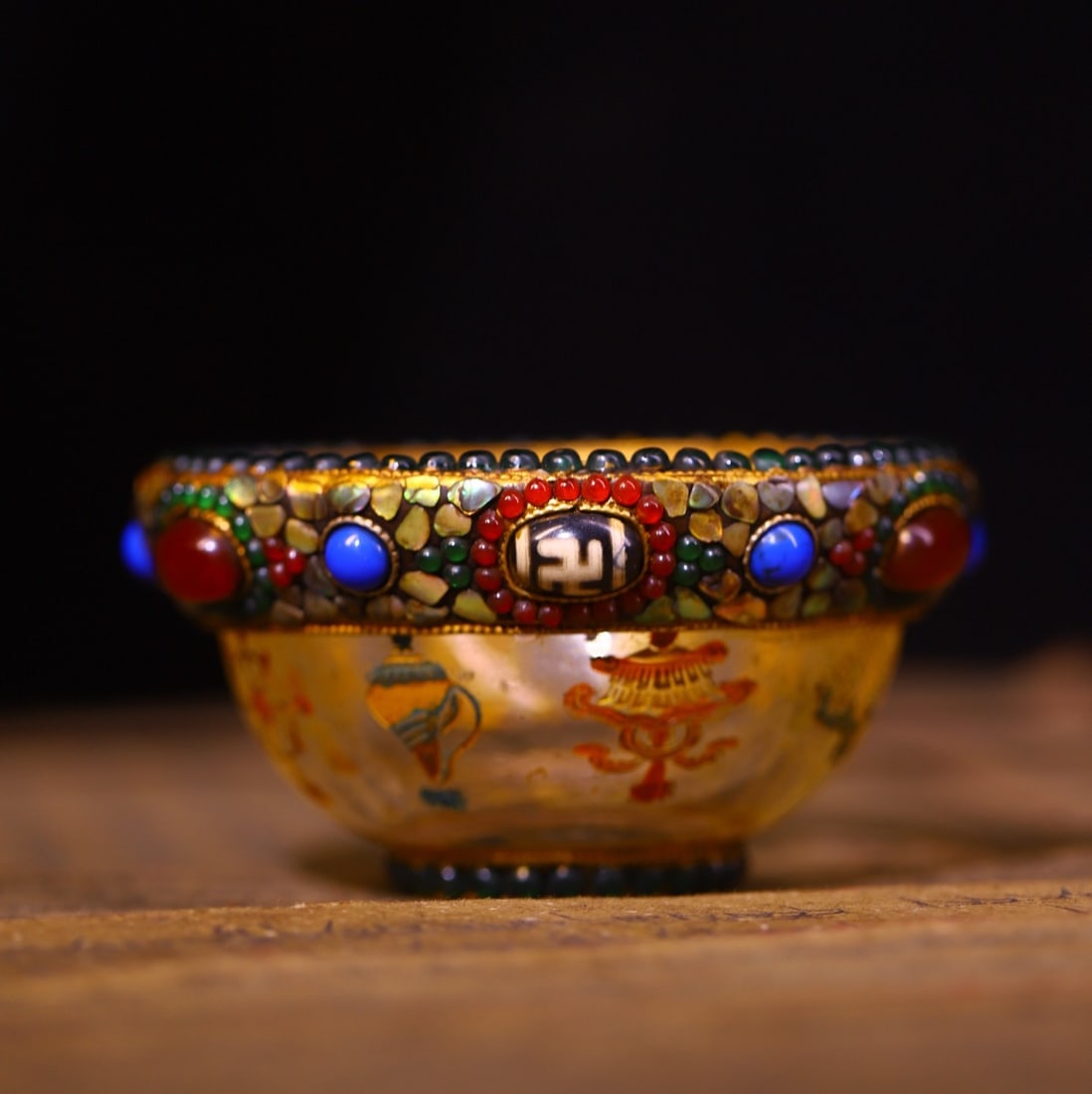 An Exquisite Crystal Inlaid Dzi Bead Gems Eight Treasures Pattern Bowl: An Exquisite Crystal Inlaid Dzi Bead Gems Eight Treasures Pattern Bowl Qing Dynasty, China Size:5cmx10cm Weight:330g (The Dimensions Of All Batches Are Manually Measured.If You Need More Detailed Info