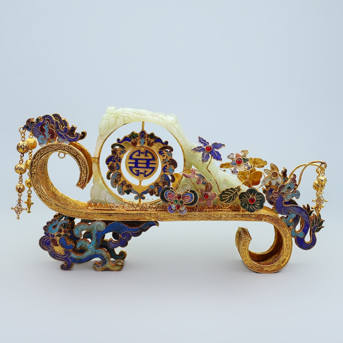 An Exquisite Gilt Bronze Inlaid White Jade Bats and Peach Pattern Ornament: An Exquisite Gilt Bronze Inlaid White Jade Bats and Peach Pattern Ornament Qing Dynasty, China Qianlong Four-character Mark Size:15cmx29cmx5.5cm Weight:775g (The Dimensions Of All Batches Are Manually