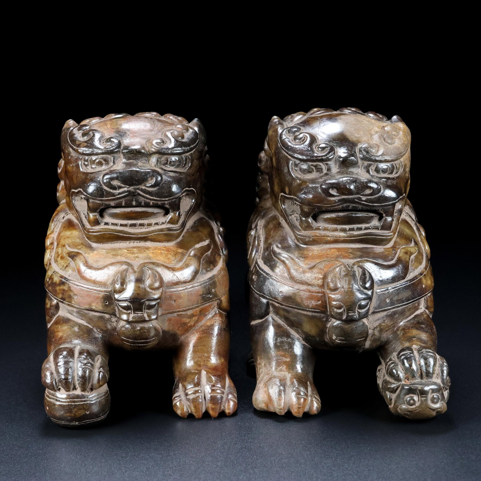 A Pair of Exquisite White Jade Auspicious Beast Ornament: A Pair of Exquisite White Jade Auspicious Beast Ornament Qing Dynasty, China Size:12.5cmx9cmx15cm Total Weight:3803g (The Dimensions Of All Batches Are Manually Measured.If You Need More Detailed