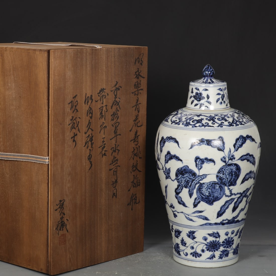 An Exquisite Blue and White Lotus Pattern Flower and Fruit Pattern Vase: An Exquisite Blue and White Lotus Pattern Flower and Fruit Pattern Vase Ming Dynasty, China Size:41cmx21cm (The Dimensions Of All Batches Are Manually Measured.If You Need More Detailed Information,