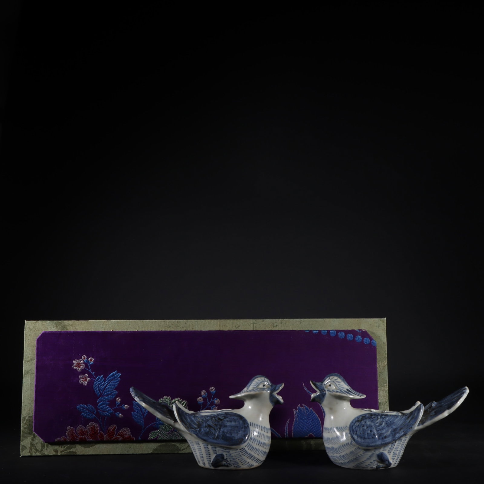 A Pair of Exquisite Blue and White Mandarin Duck-Shaped Brush Washer: A Pair of Exquisite Blue and White Mandarin Duck-Shaped Brush Washer Yuan Dynasty, China Size:10cmx17cm (The Dimensions Of All Batches Are Manually Measured.If You Need More Detailed Information,