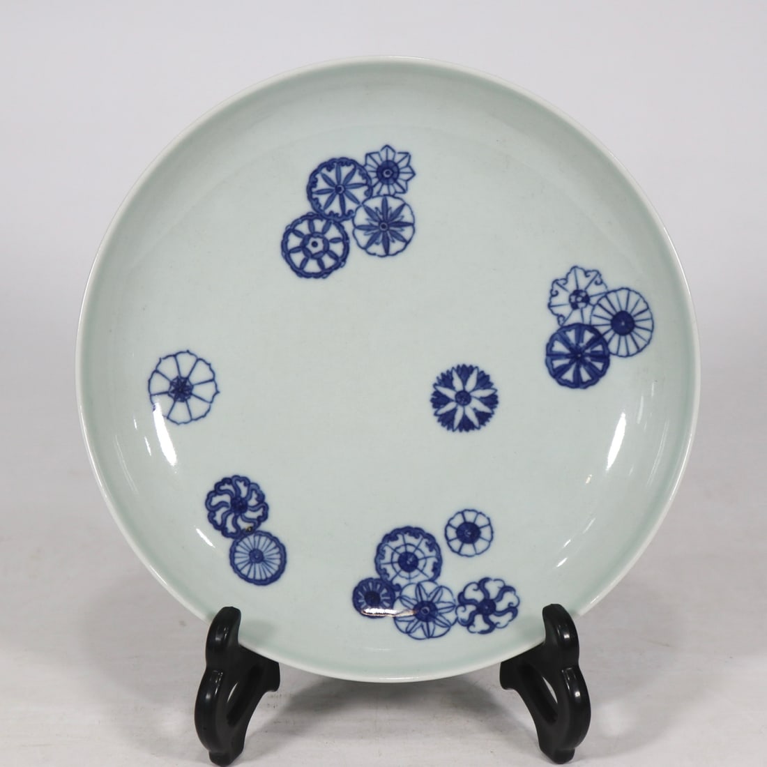 An Exquisite Blue and White Flower Pattern Plate: An Exquisite Blue and White Flower Pattern Plate Qing Dynasty, China Qianlong Six-character Mark Size:18.5cm (The Dimensions Of All Batches Are Manually Measured.If You Need More Detailed