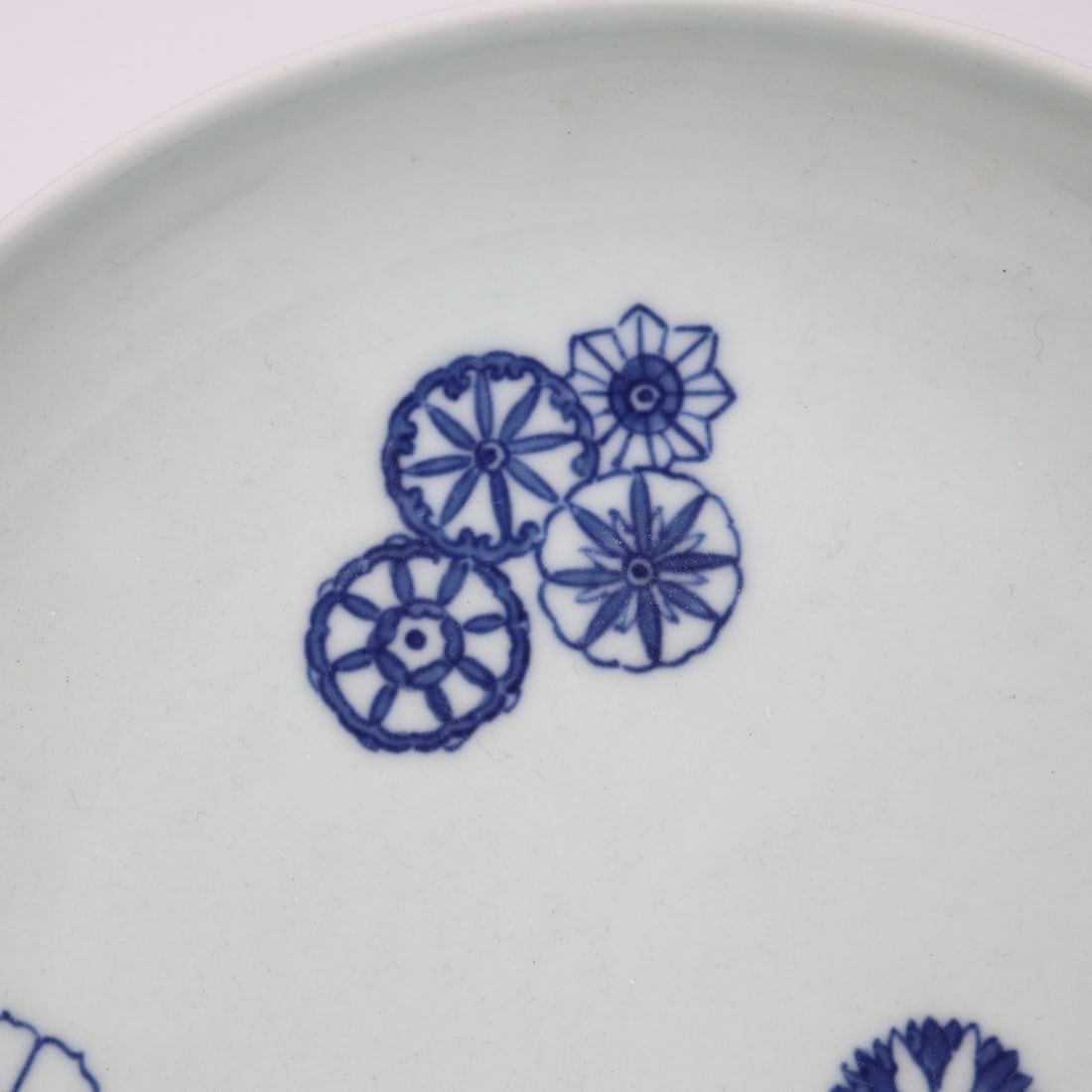 An Exquisite Blue and White Flower Pattern Plate - 3