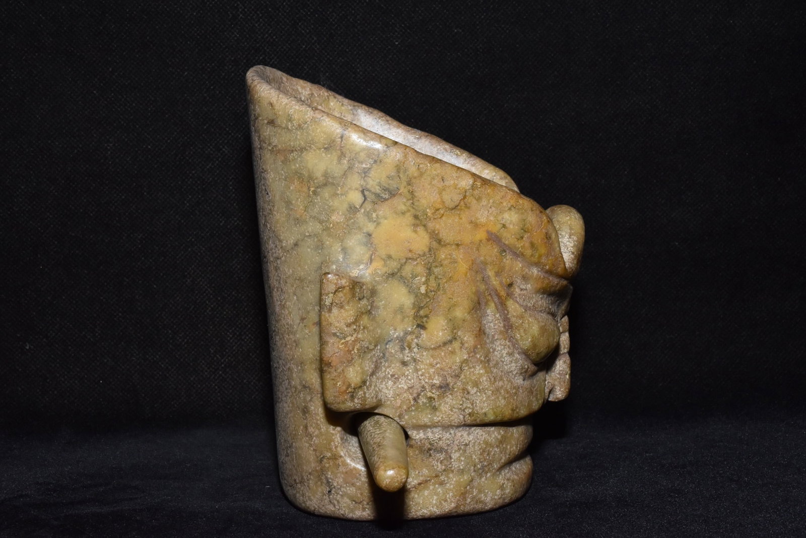 An Exquisite Hemo Jade Ornament - 4