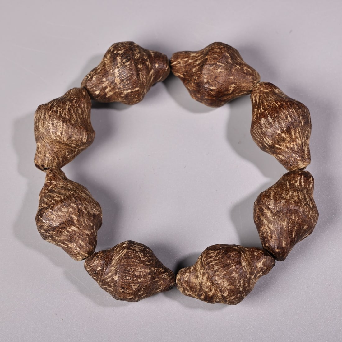 An Exquisite Eaglewood Bracelets: An Exquisite Eaglewood Bracelets Qing Dynasty, China Diameter Size:2cm Weight:55g (The Dimensions Of All Batches Are Manually Measured.If You Need More Detailed Information, Please Contact Our