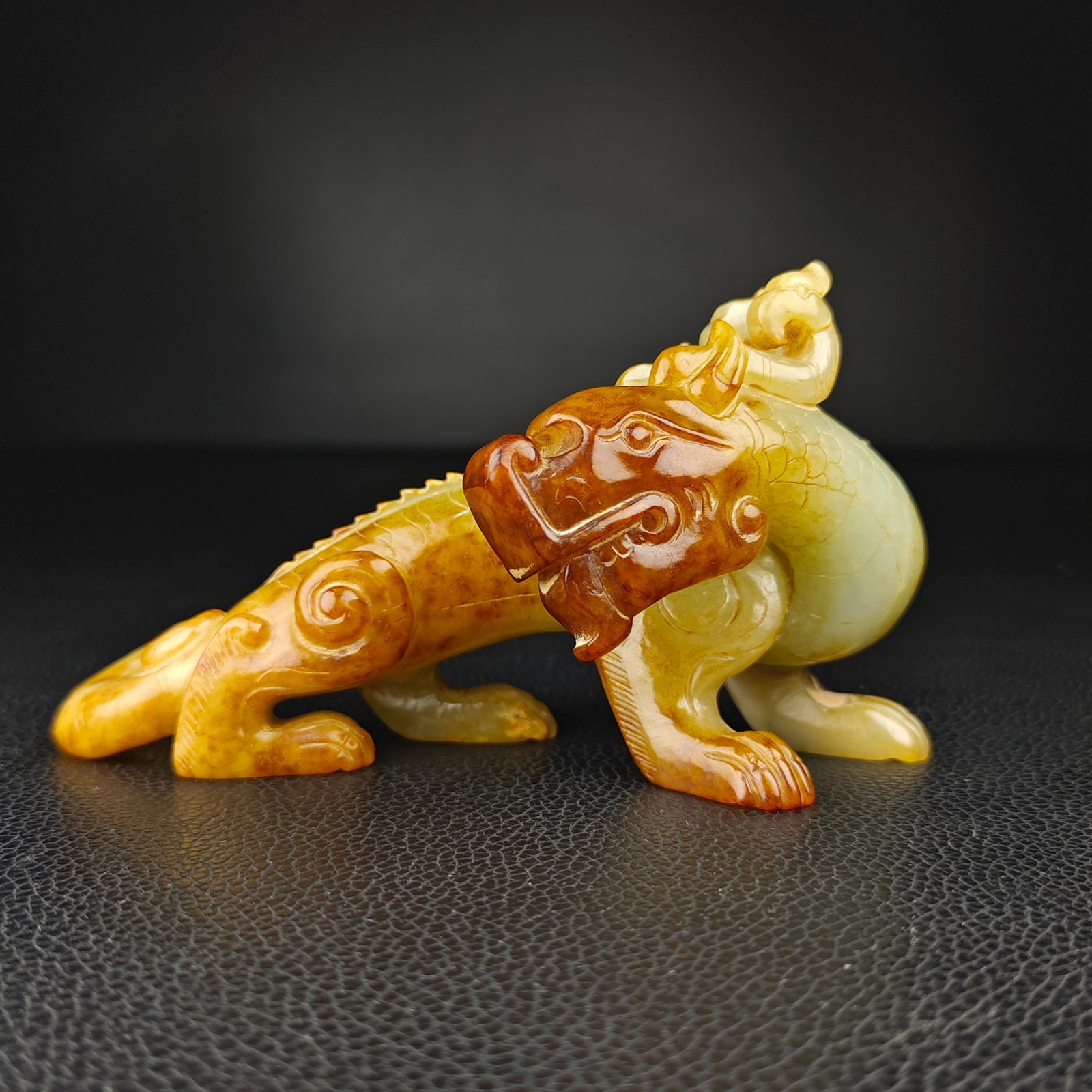 An Exquisite White Jade Dragon Ornament: An Exquisite White Jade Dragon Ornament Han Dynasty, China Size:6.5cmx6cmx12cm Weight:160g (The Dimensions Of All Batches Are Manually Measured.If You Need More Detailed Information, Please Contact