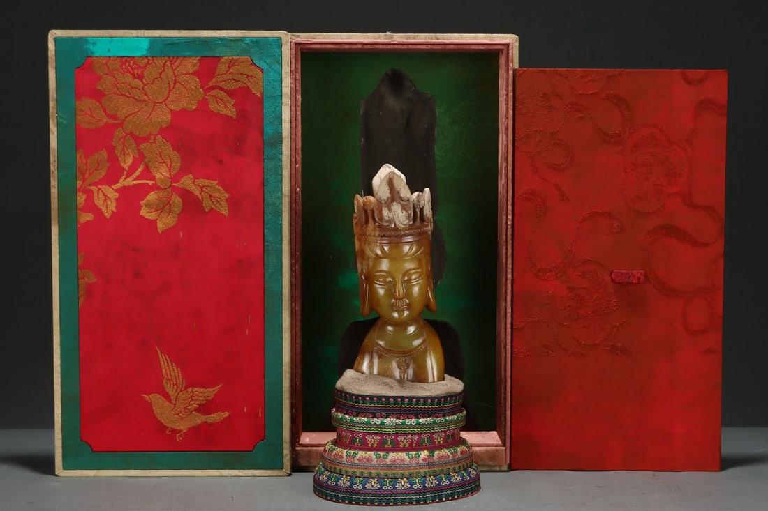 An Exquisite White Jade Buddha head: An Exquisite White Jade Buddha head Qing Dynasty, China Size:19.5cmx8cm (The Dimensions Of All Batches Are Manually Measured.If You Need More Detailed Information, Please Contact Our Customer Service