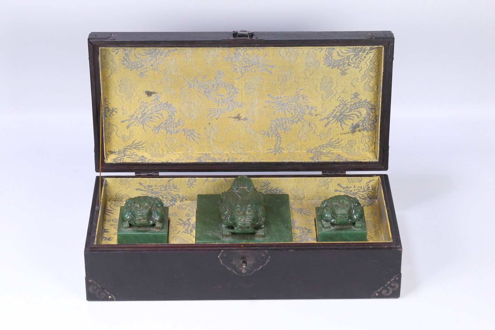 A Set of Fine Jasper Auspicious Beast Seal: A Set of Fine Jasper Auspicious Beast Seal Qing Dynasty, China Size:10.2cmx10.2cmx5.3cm Size:5.5cmx5.3cmx4.5cm Weight:1539g (The Dimensions Of All Batches Are Manually Measured.If You Need More