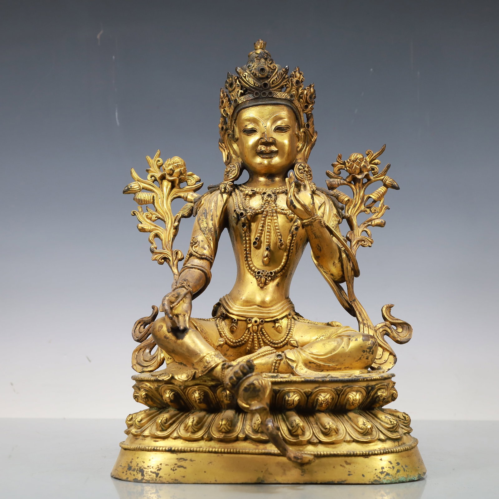 A Exquisite Gilt Bronze Statue of Tara: A Exquisite Gilt Bronze Statue of Tara Ming Dynasty, China Size:24cmx17cmx36.5cm Weight:14000g (The Dimensions Of All Batches Are Manually Measured.If You Need More Detailed Information, Please