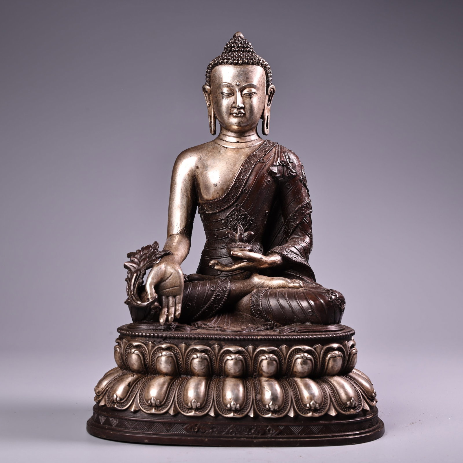 An Exquisite Silver Bronze Buddha Statue: An Exquisite Silver Bronze Buddha Statue Qing Dynasty, China Size:22cmx14cm Weight:900g (The Dimensions Of All Batches Are Manually Measured.If You Need More Detailed Information, Please Contact Our C