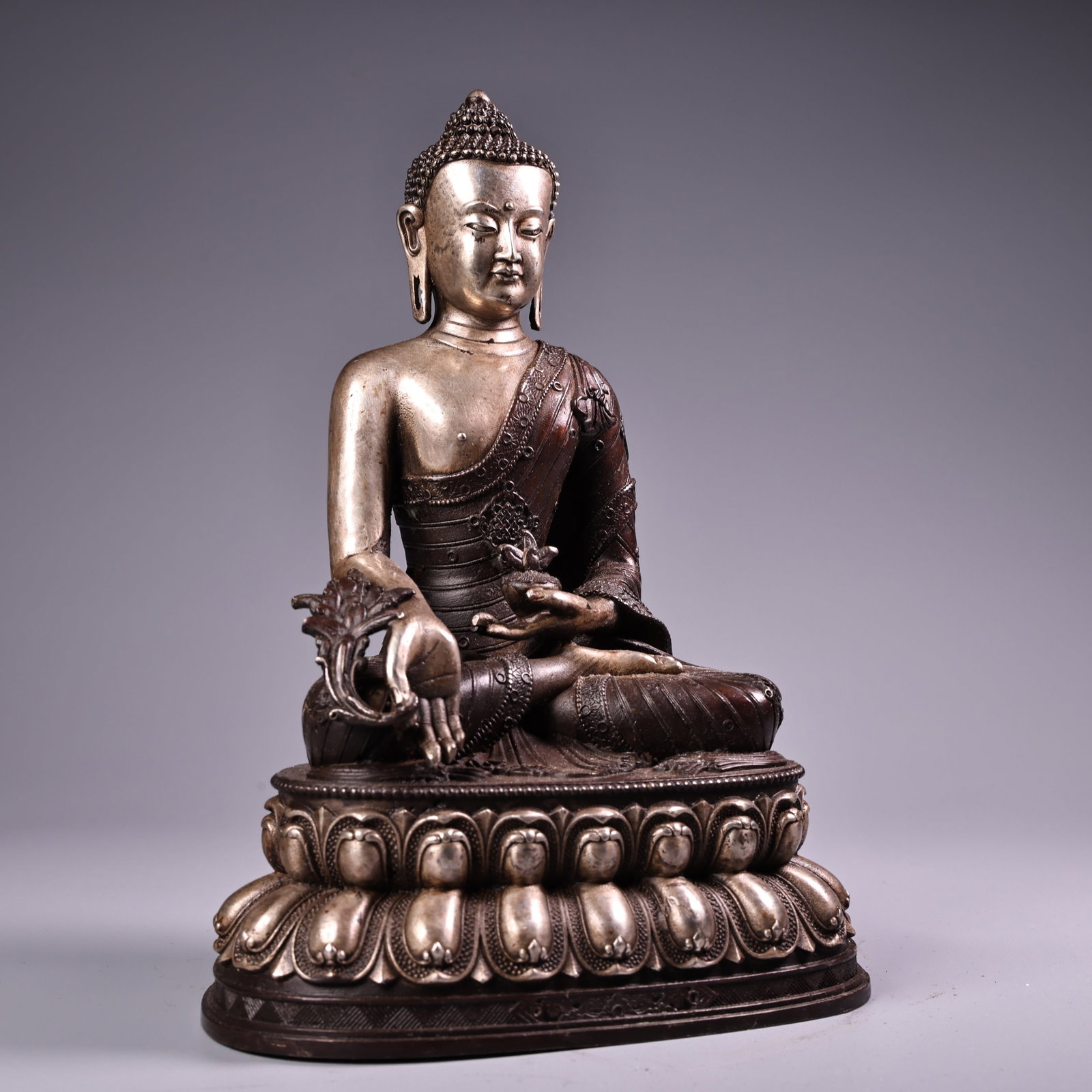 An Exquisite Silver Bronze Buddha Statue - 2