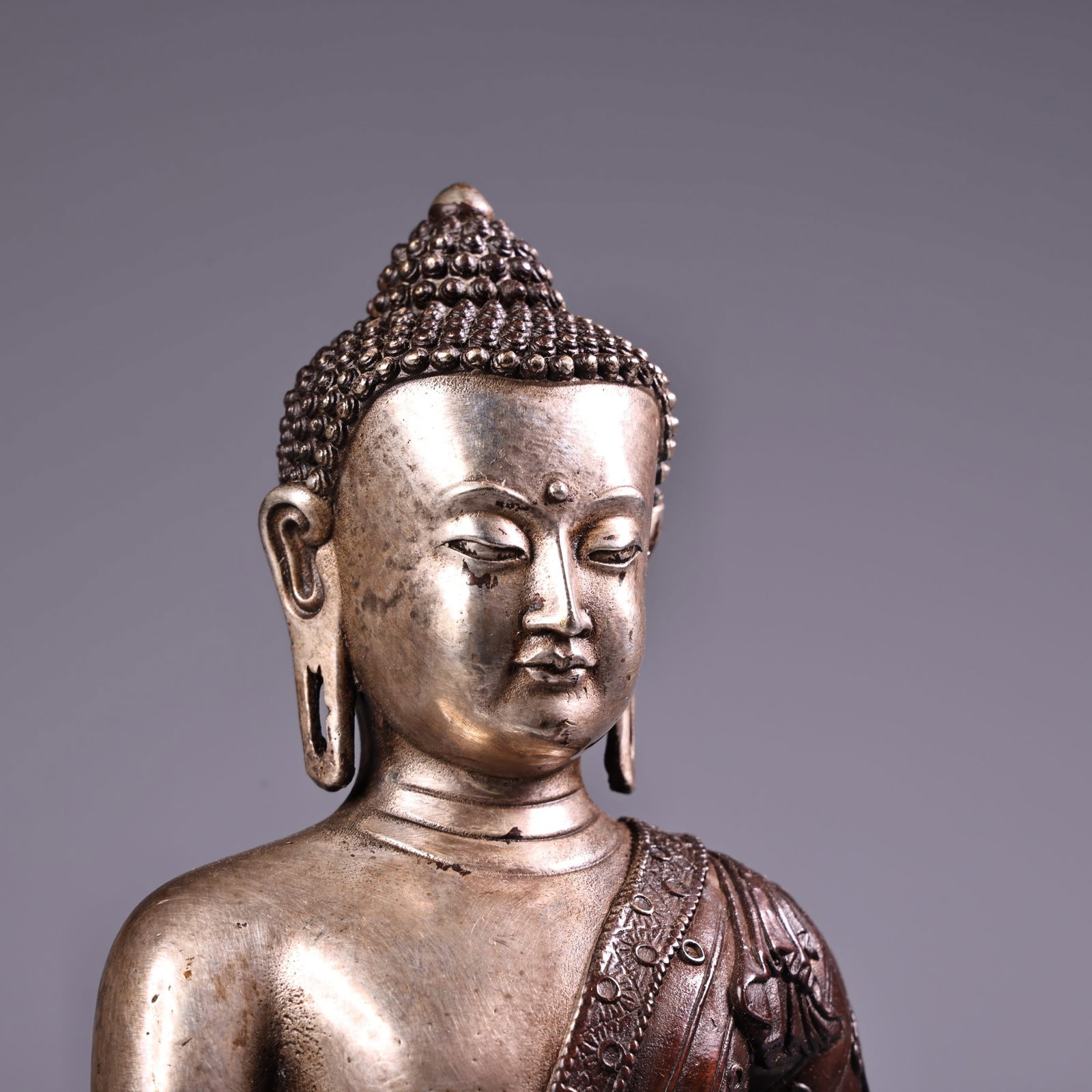 An Exquisite Silver Bronze Buddha Statue - 3