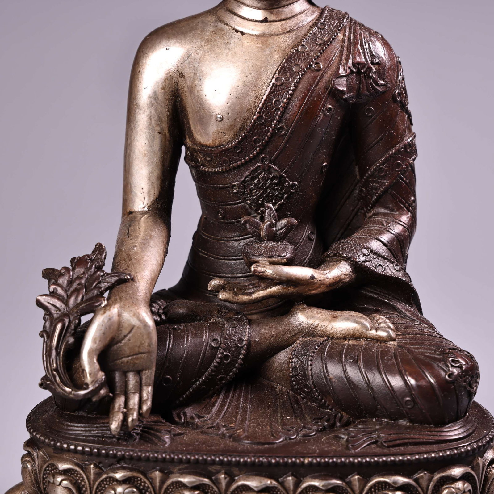 An Exquisite Silver Bronze Buddha Statue - 4