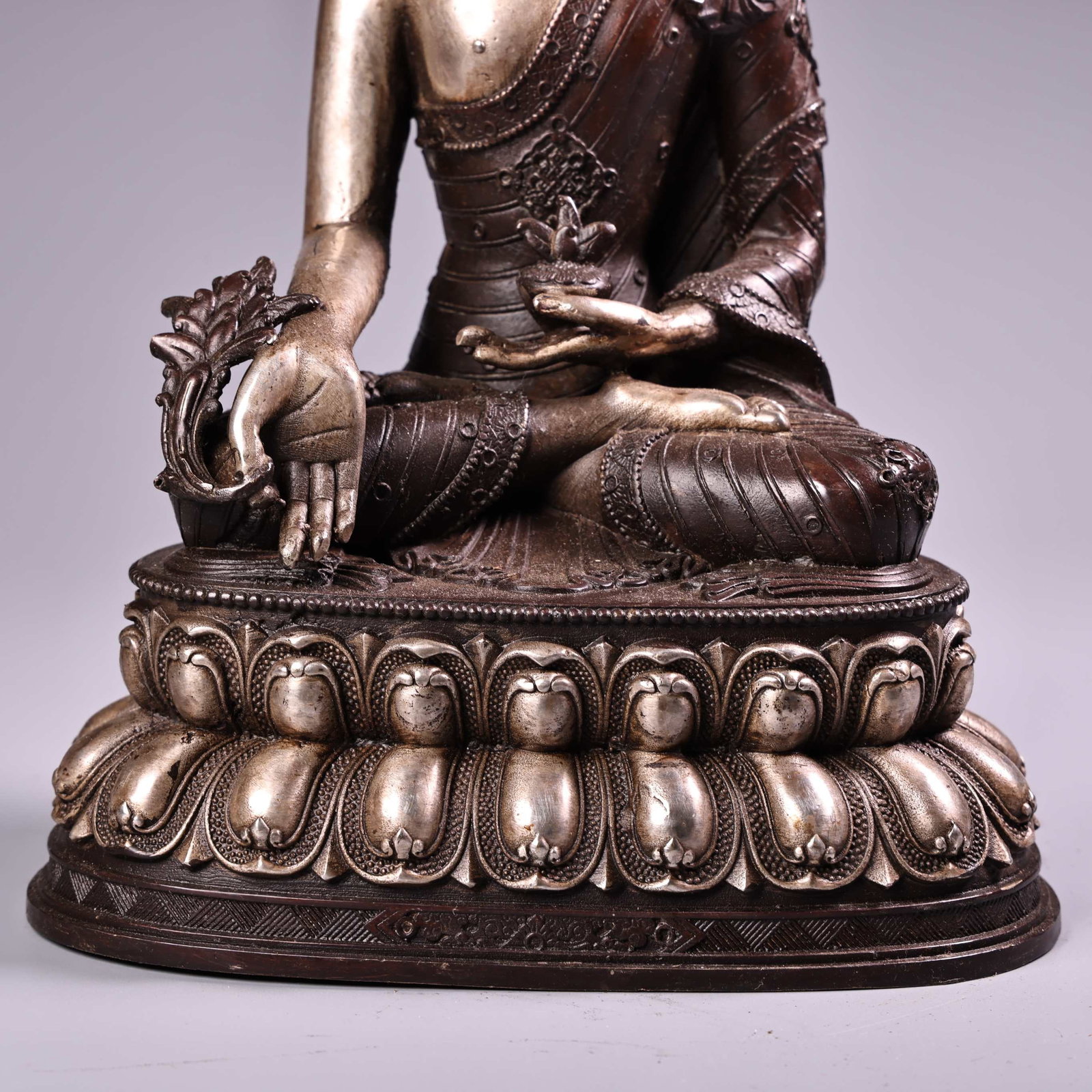 An Exquisite Silver Bronze Buddha Statue - 5