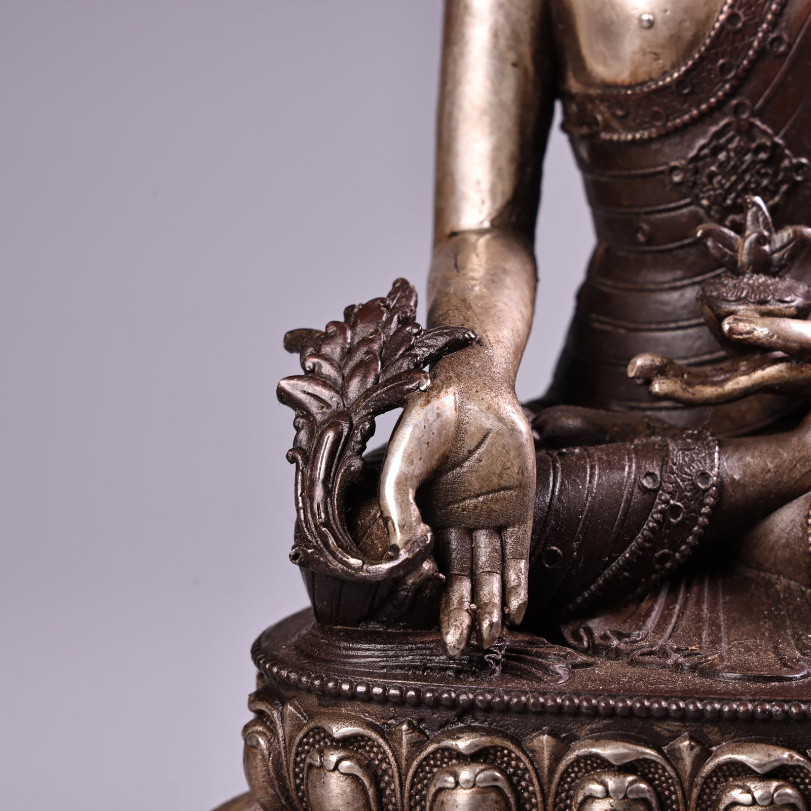 An Exquisite Silver Bronze Buddha Statue - 6