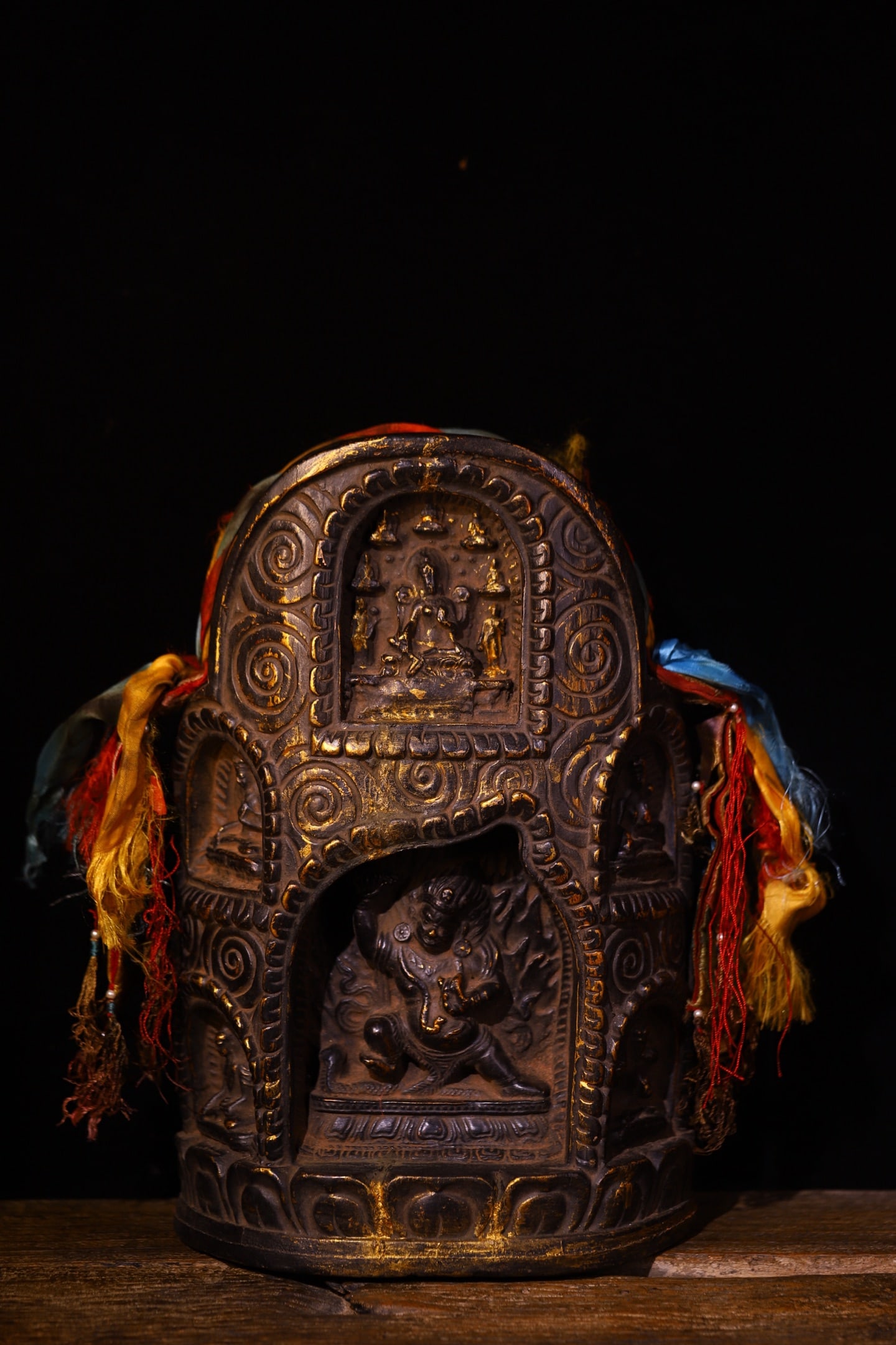 An Exquisite Wood Niche: An Exquisite Wood Niche Qing Dynasty, China Size:36cmx24cmx10cm Weight:3000g (The Dimensions Of All Batches Are Manually Measured.If You Need More Detailed Information, Please Contact Our Customer