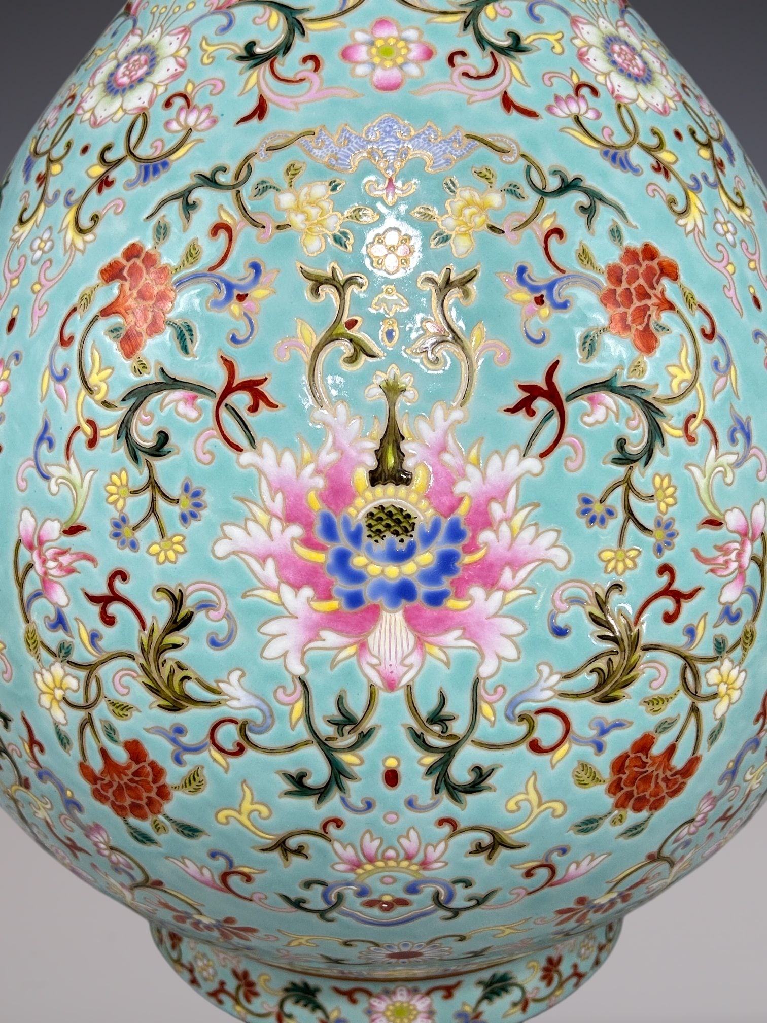 An Exquisite Enamel Lotus Pattern Bats and Peach Pattern Vase - 6