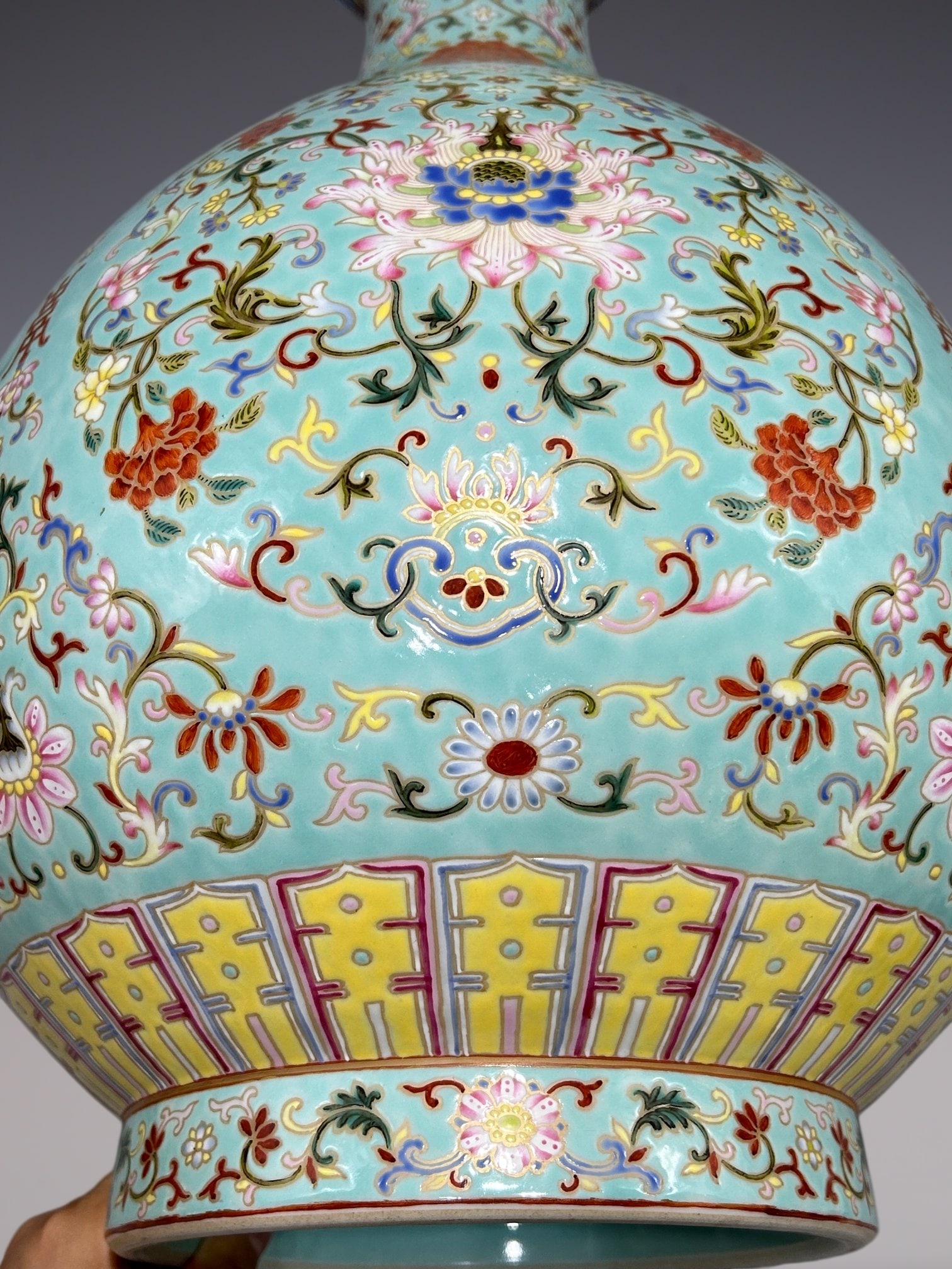 An Exquisite Enamel Lotus Pattern Bats and Peach Pattern Vase - 7