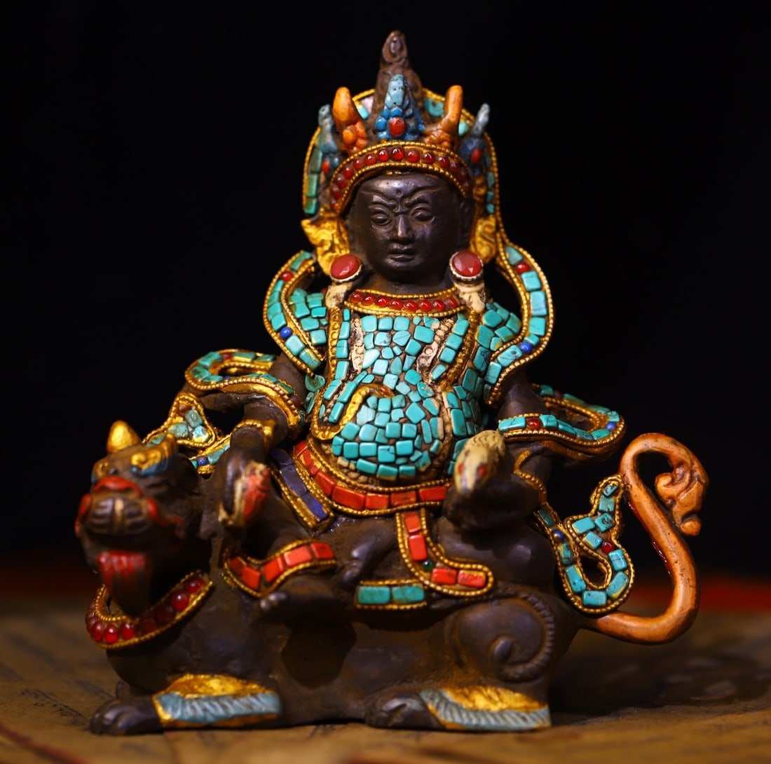 An Exquisite Bronze Inlaid Gems Dzi Bead Statue of Heavenly King: An Exquisite Bronze Inlaid Gems Dzi Bead Statue of Heavenly King Qing Dynasty, China Size:15cmx13cm Weight:1260g (The Dimensions Of All Batches Are Manually Measured.If You Need More Detailed