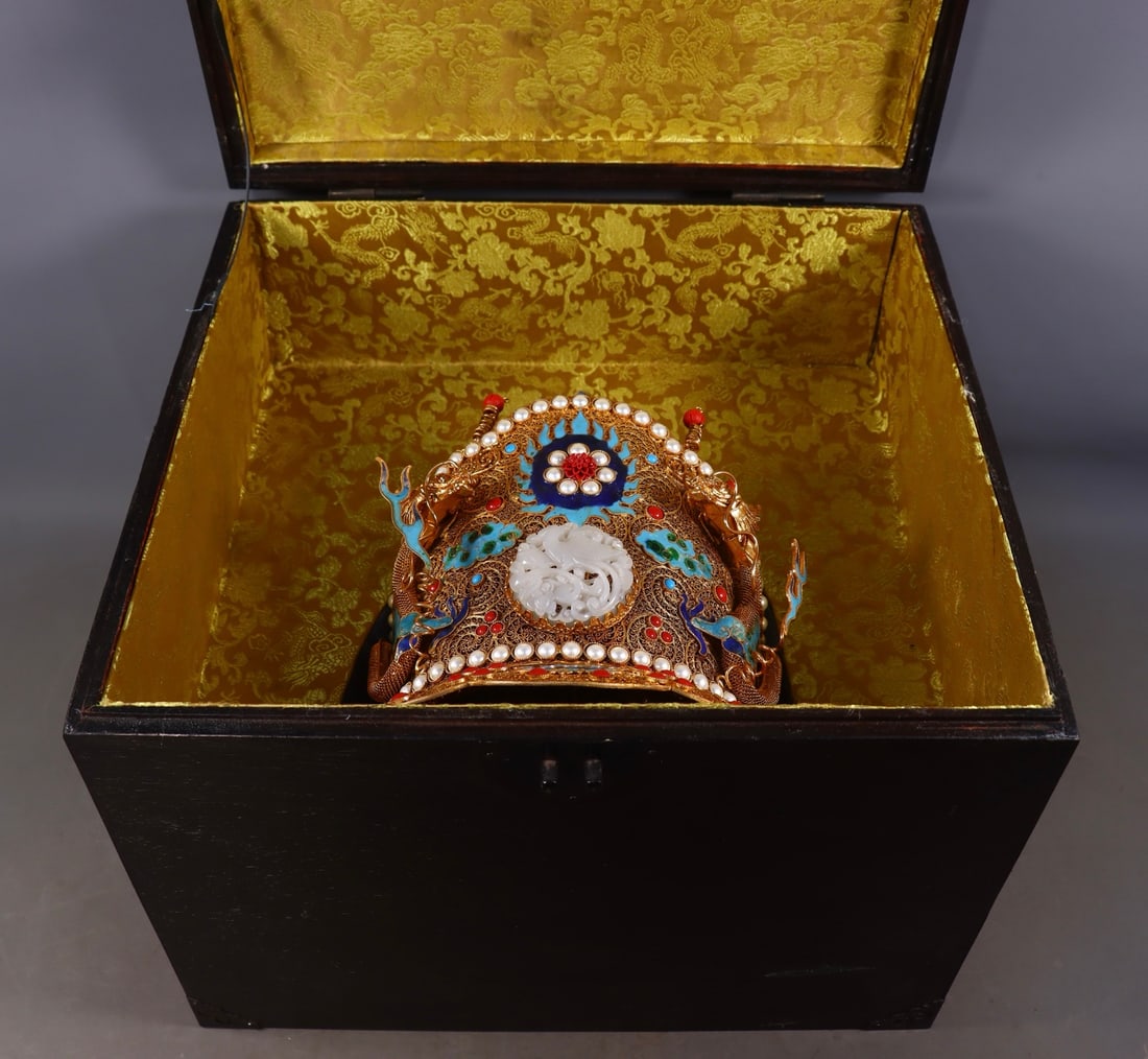 An Exquisite Gilt Bronze Inlaid White Jade Dragon Pattern Hair Band: An Exquisite Gilt Bronze Inlaid White Jade Dragon Pattern Hair Band Qing Dynasty, China Qianlong Four-character Mark Size: 28.5cmx24cm Weight:2330g (The Dimensions Of All Batches Are Manually