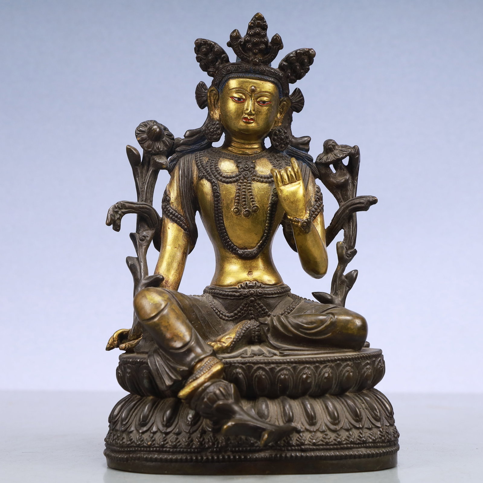 A Exquisite Gilt Bronze Statue of Tara: A Exquisite Gilt Bronze Statue of Tara Ming Dynasty, China Size:13cmx12cmx23cm Weight:3100g (The Dimensions Of All Batches Are Manually Measured.If You Need More Detailed Information, Please Contact O