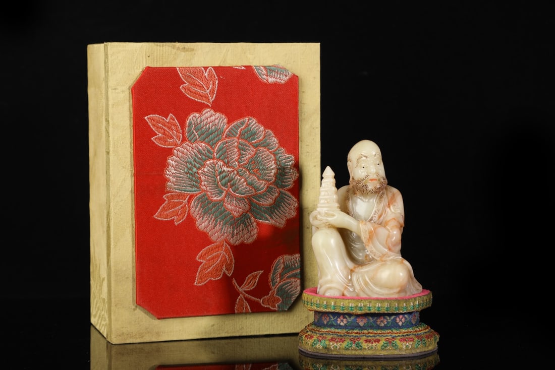 An Exquisite Shoushan Stone Statue of Arhat Ornament: An Exquisite Shoushan Stone Statue of Arhat Ornament Qing Dynasty, China Size:11.5cmx7.5cmx6cm Weight:500g (The Dimensions Of All Batches Are Manually Measured.If You Need More Detailed Information,