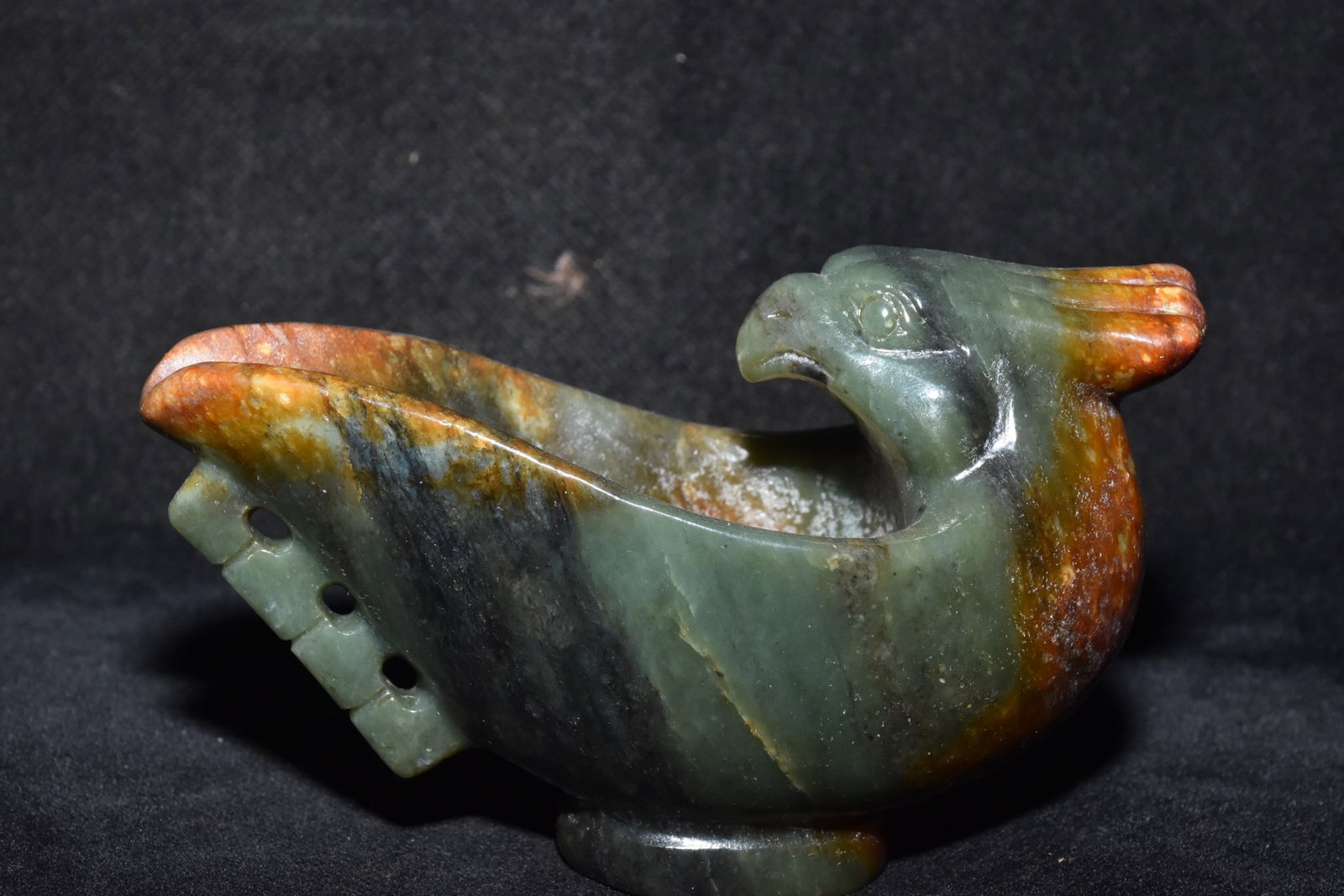 An Exquisite Hemo Jade Bird-Shaped Cup: An Exquisite Hemo Jade Bird-Shaped Cup Hong Shan Culture Size:9cmx12.5cm Weight:390g (The Dimensions Of All Batches Are Manually Measured.If You Need More Detailed Information, Please Contact Our