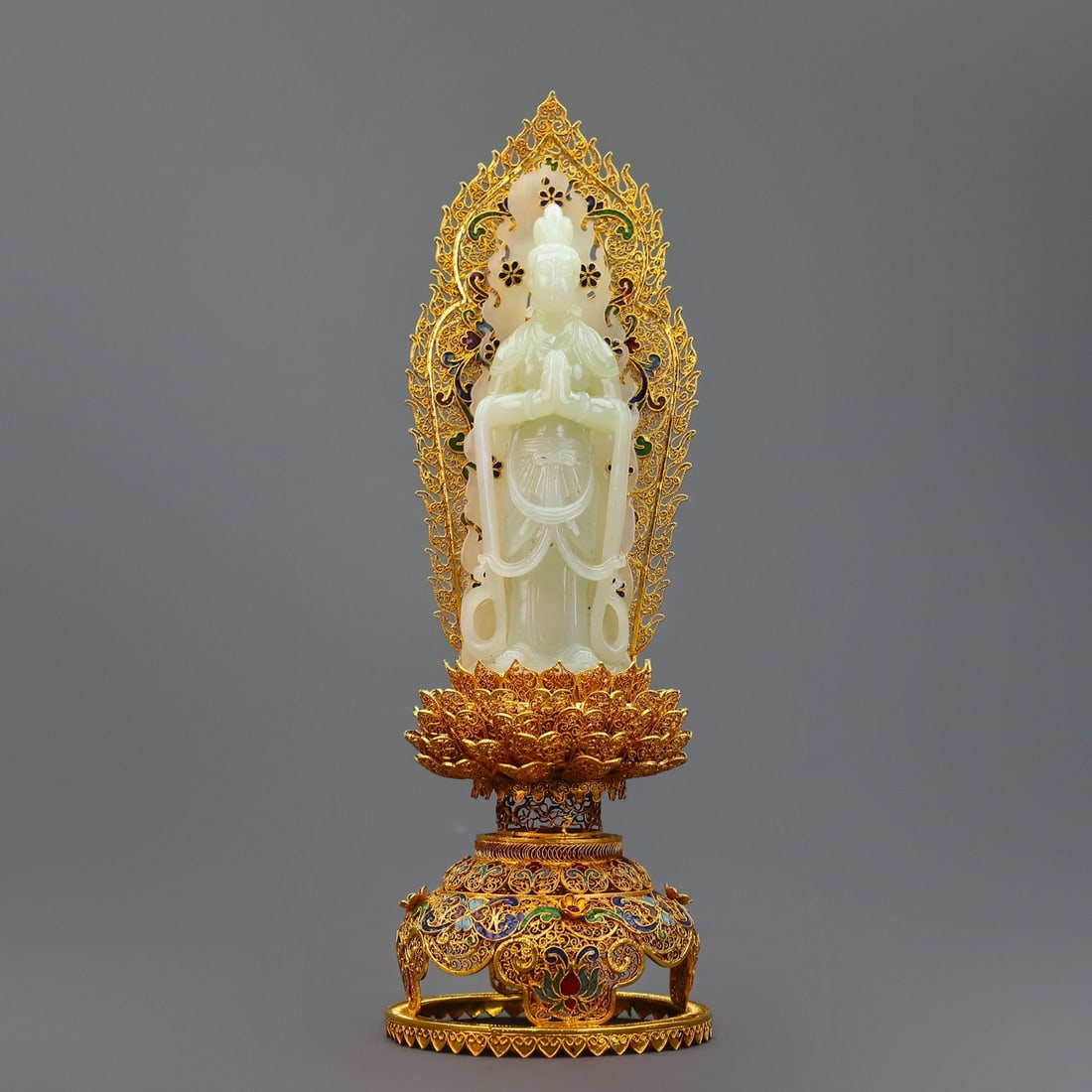 An Exquisite Gilt Bronze Inlaid White Jade Statue of Avalokitesvara Ornament: An Exquisite Gilt Bronze Inlaid White Jade Statue of Avalokitesvara Ornament Qing Dynasty, China Qianlong Four-character Mark Size:29.5cmx9.5cm Weight:585g (The Dimensions Of All Batches Are Manually