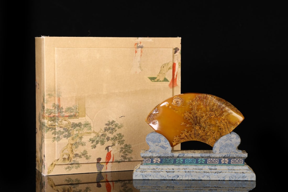 An Exquisite Shoushan Stone Fish and Lotus Pattern Ornament: An Exquisite Shoushan Stone Fish and Lotus Pattern Ornament Qing Dynasty, China Size:7.5cmx14cm Weight:292g (The Dimensions Of All Batches Are Manually Measured.If You Need More Detailed Information,