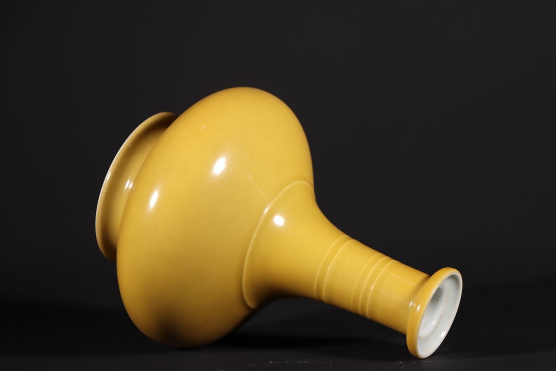 A Rare Yellow Glazed Vase - 5