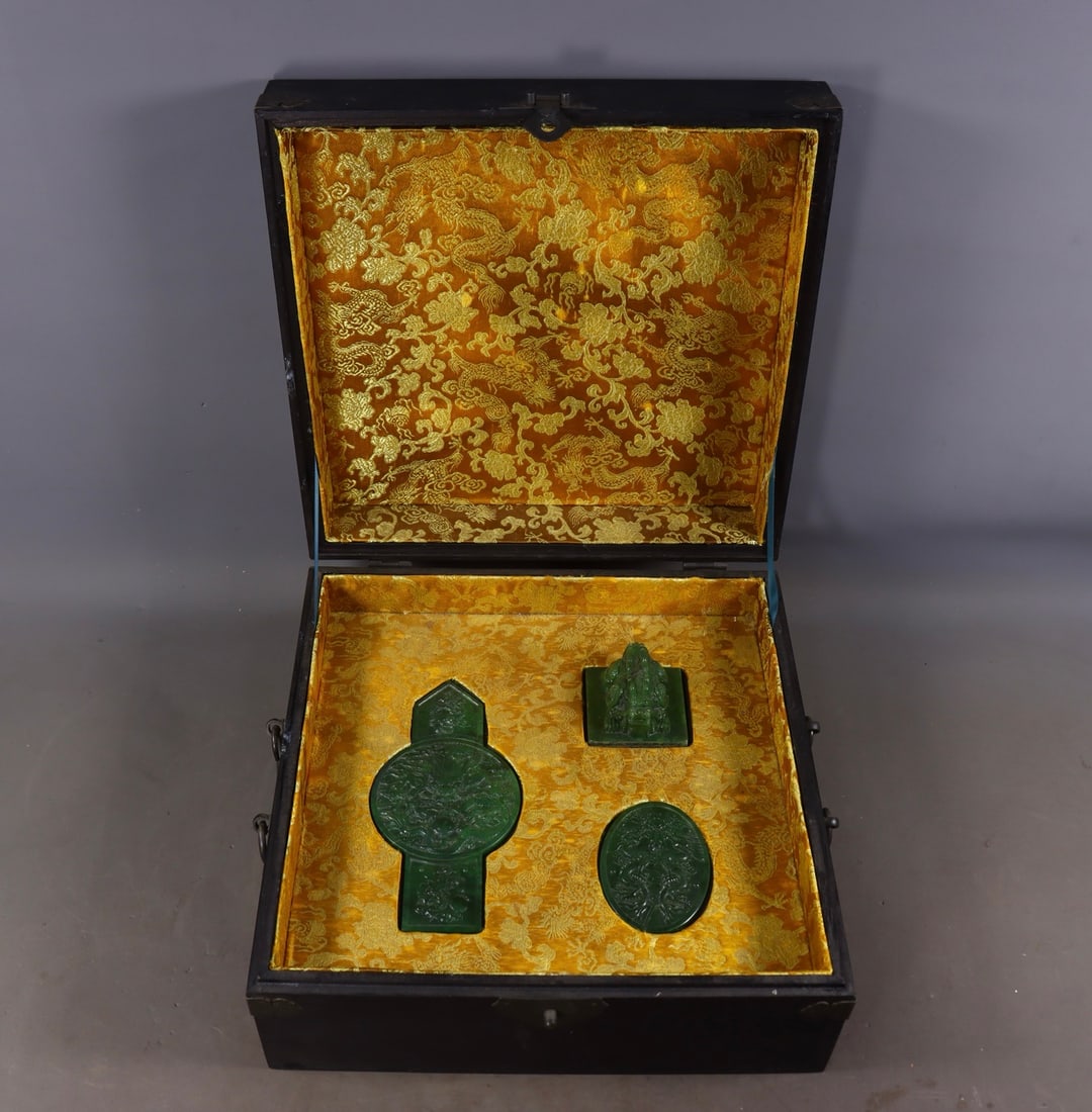 A Set of Fine Jasper Dragon Pattern Seal: A Set of Fine Jasper Dragon Pattern Seal Qing Dynasty, China Size: 5cmx5.5cm Size: 0.6cmx7.5cmx5.5cm Size: 0.5cm Size: 16.5cmx8cm Weight:504g (The Dimensions Of All Batches Are Manually Measured.If Yo