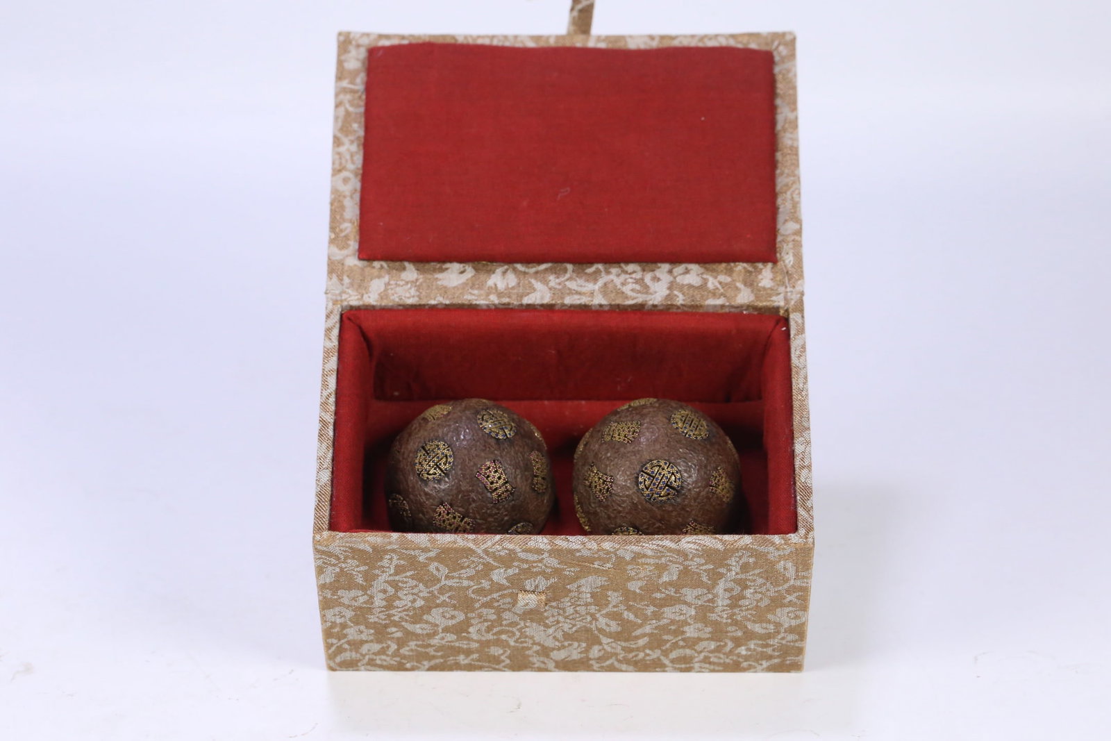 A Pair of Exquisite Eaglewood Inlaid Gilt Silver Hand Piece: A Pair of Exquisite Eaglewood Inlaid Gilt Silver Hand Piece Qing Dynasty, China Size:5cm Weight:142.4g (The Dimensions Of All Batches Are Manually Measured.If You Need More Detailed Information,