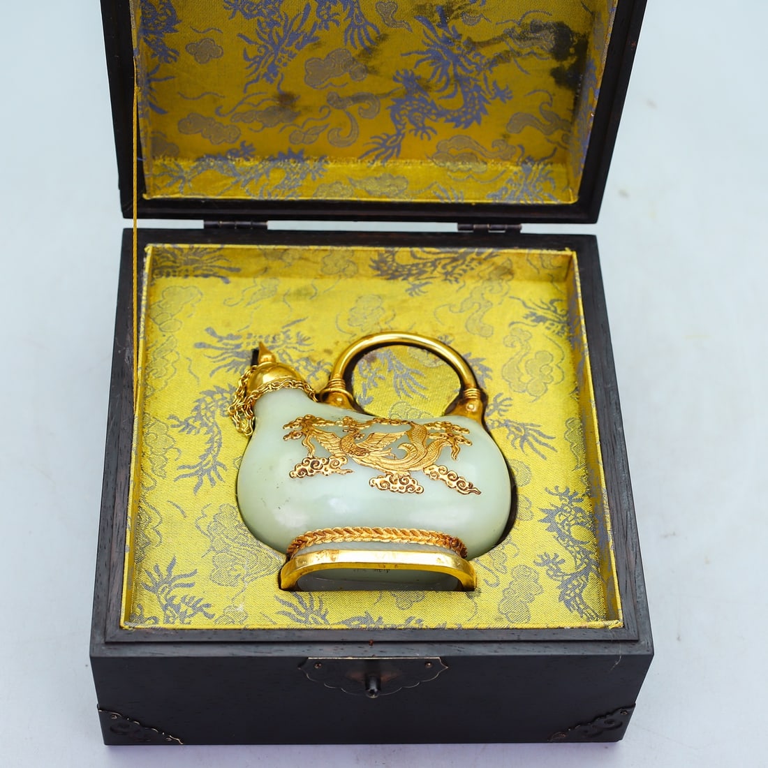An Exquisite White Jade Cover with Gold Phoenix Pattern Ewer: An Exquisite White Jade Cover with Gold Phoenix Pattern Ewer Qing Dynasty, China Qianlong Four-character Mark Size:11cmx20cm Weight:335g Size:12cmx11cm Weight:1455g (The Dimensions Of All Batches Are