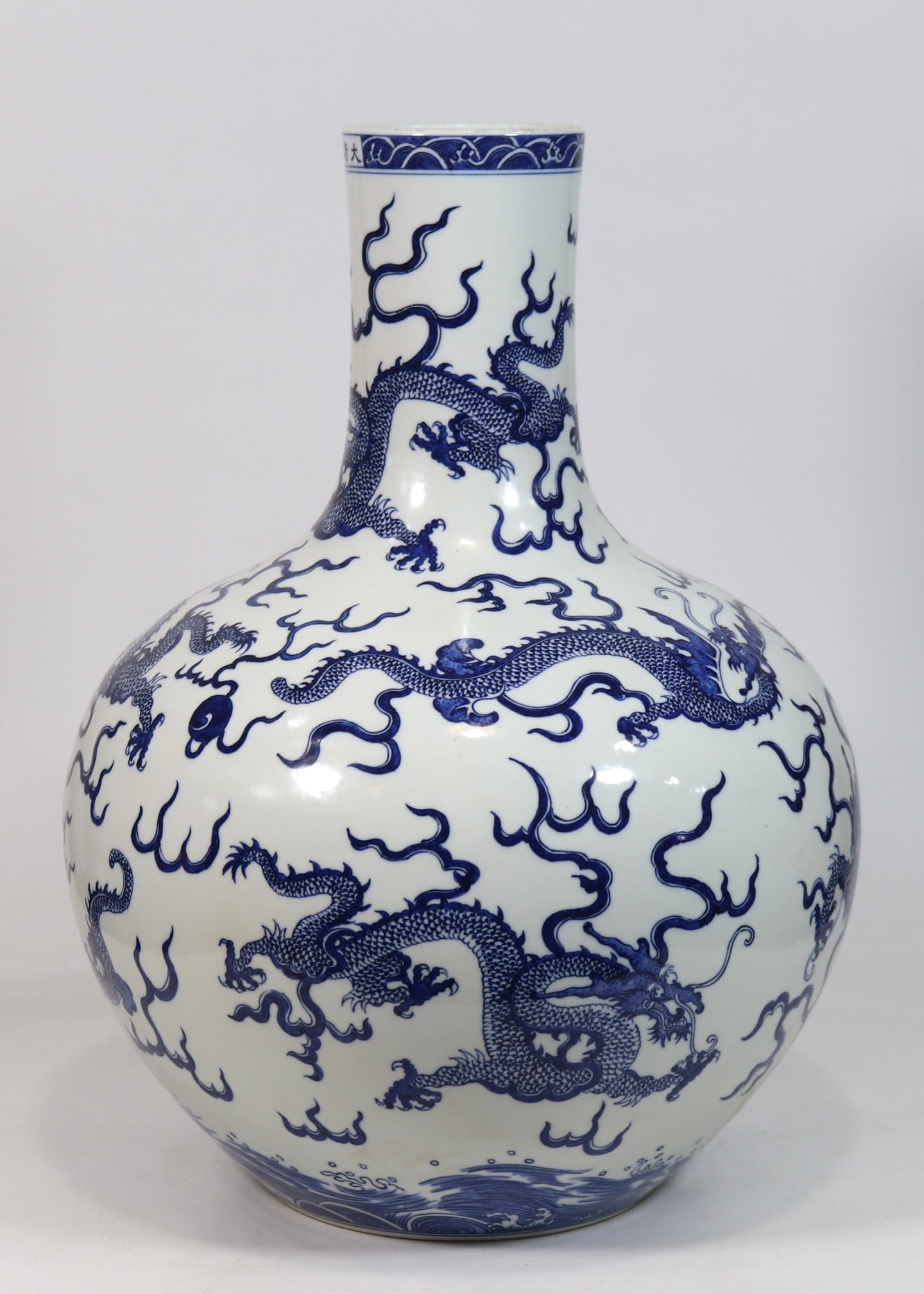 An Exquisite Blue and White Dragon Pattern Seawater Pattern Vase - 2