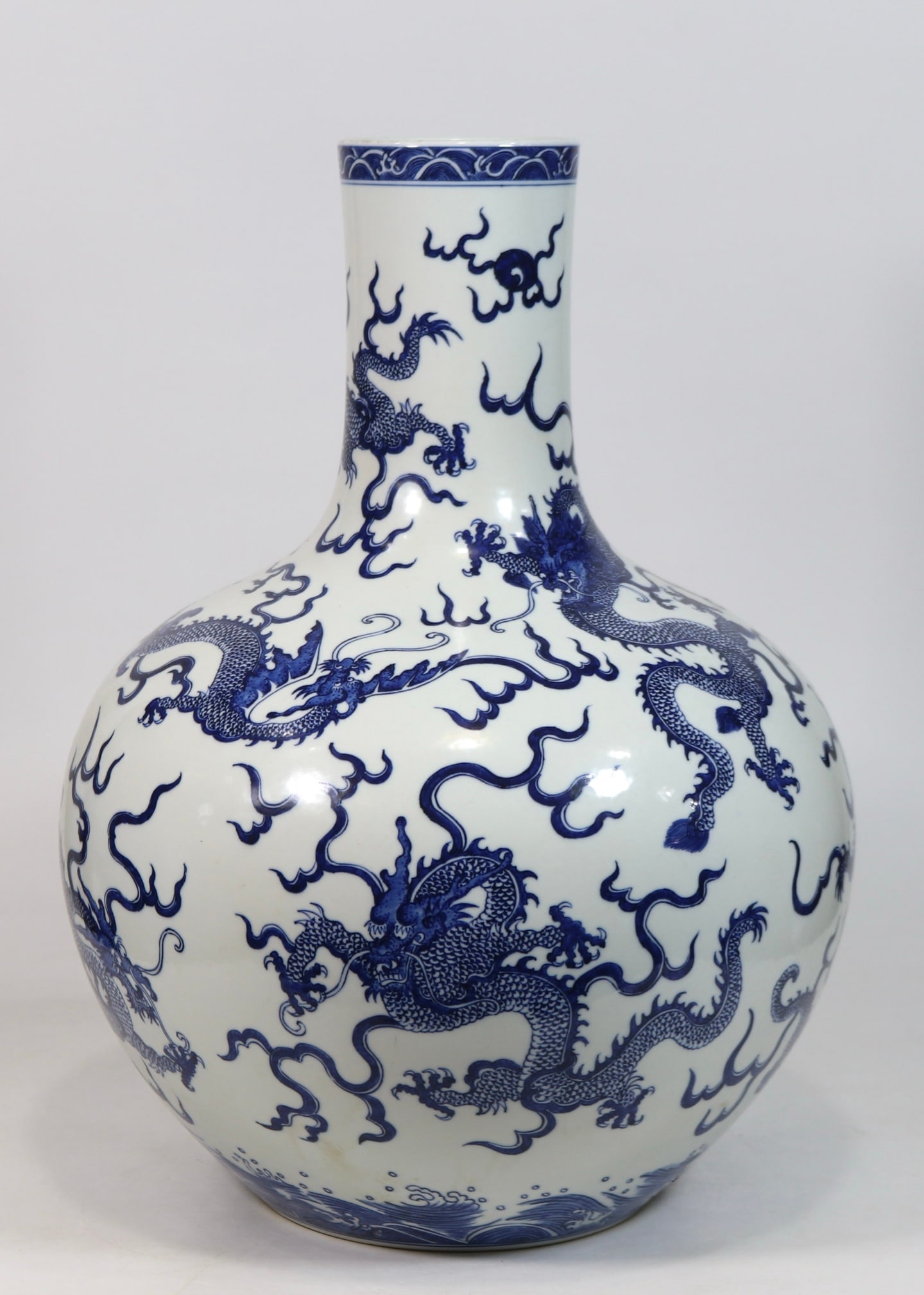 An Exquisite Blue and White Dragon Pattern Seawater Pattern Vase - 3