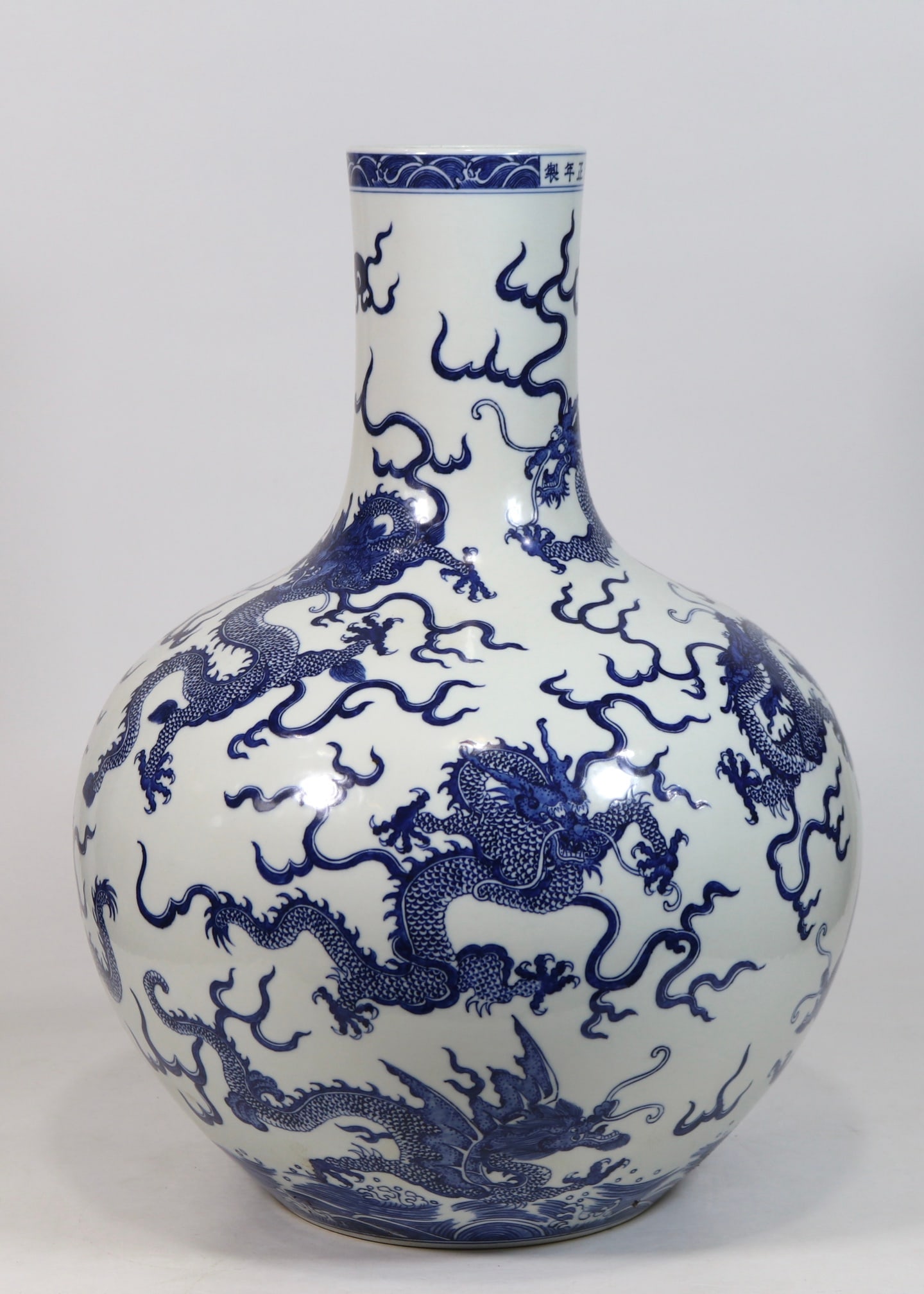 An Exquisite Blue and White Dragon Pattern Seawater Pattern Vase - 4