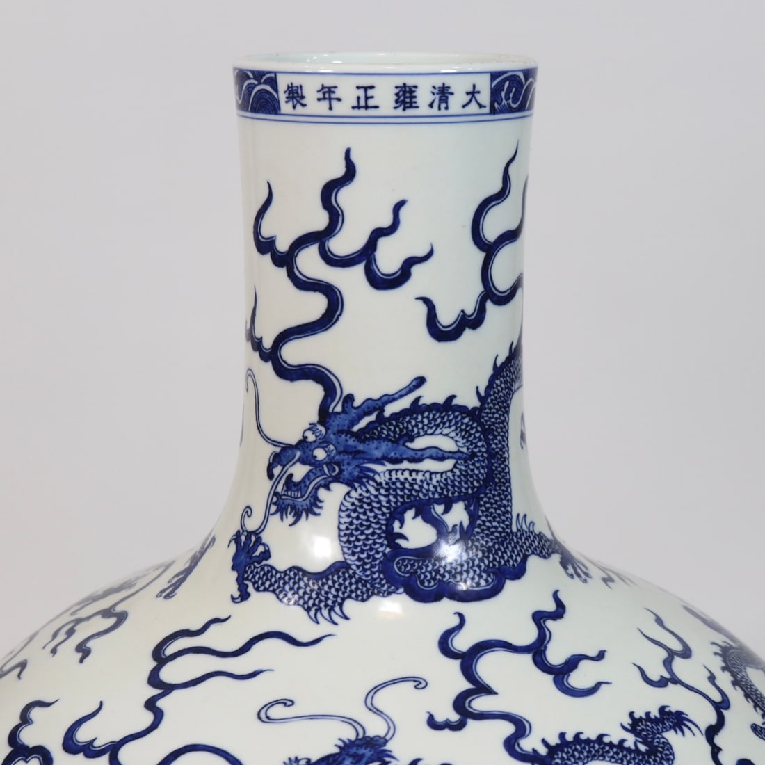 An Exquisite Blue and White Dragon Pattern Seawater Pattern Vase - 5