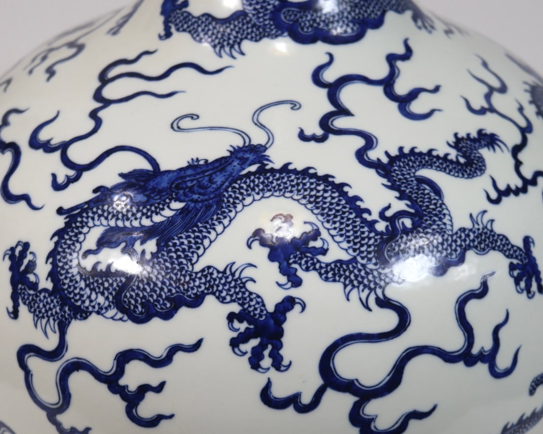 An Exquisite Blue and White Dragon Pattern Seawater Pattern Vase - 6