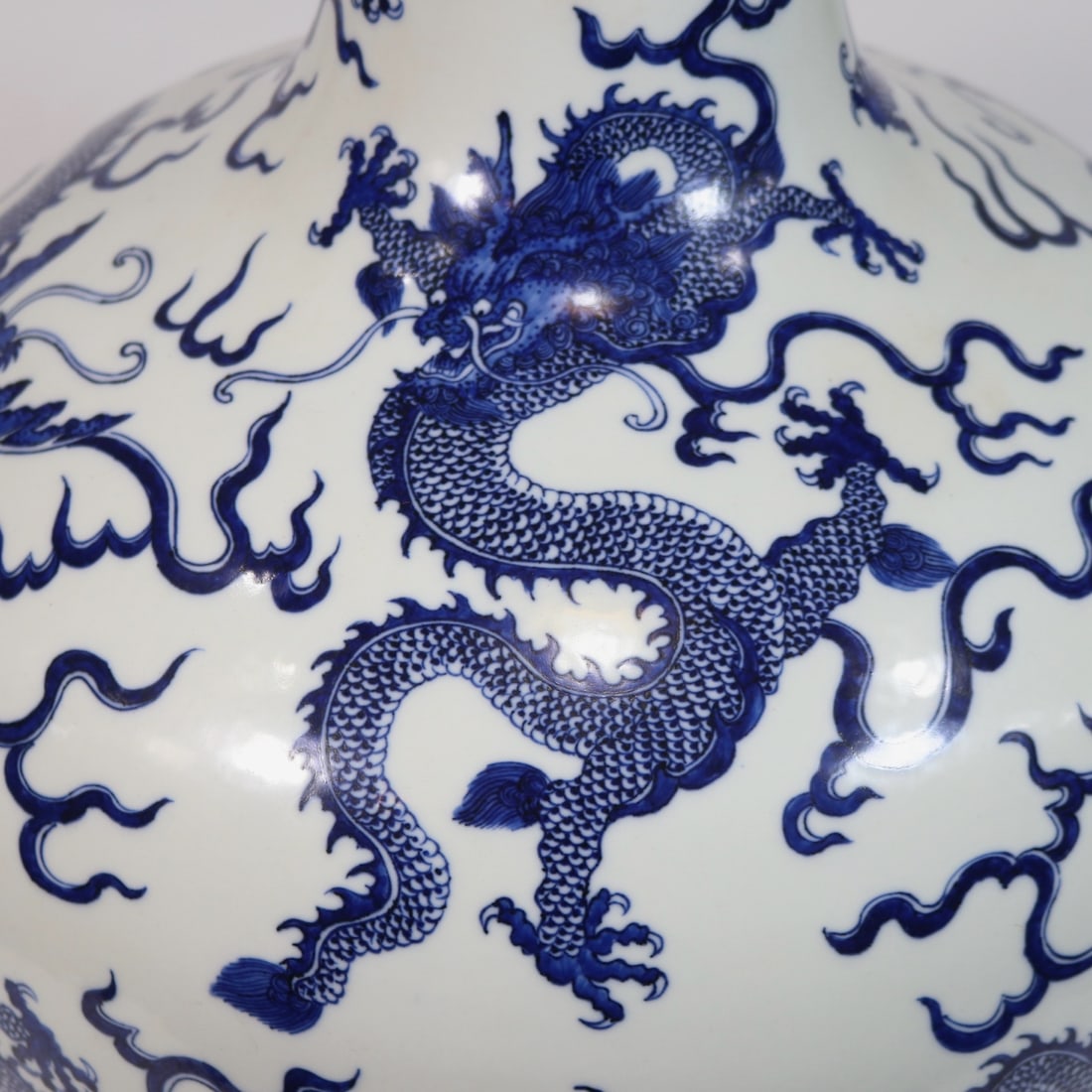 An Exquisite Blue and White Dragon Pattern Seawater Pattern Vase - 7