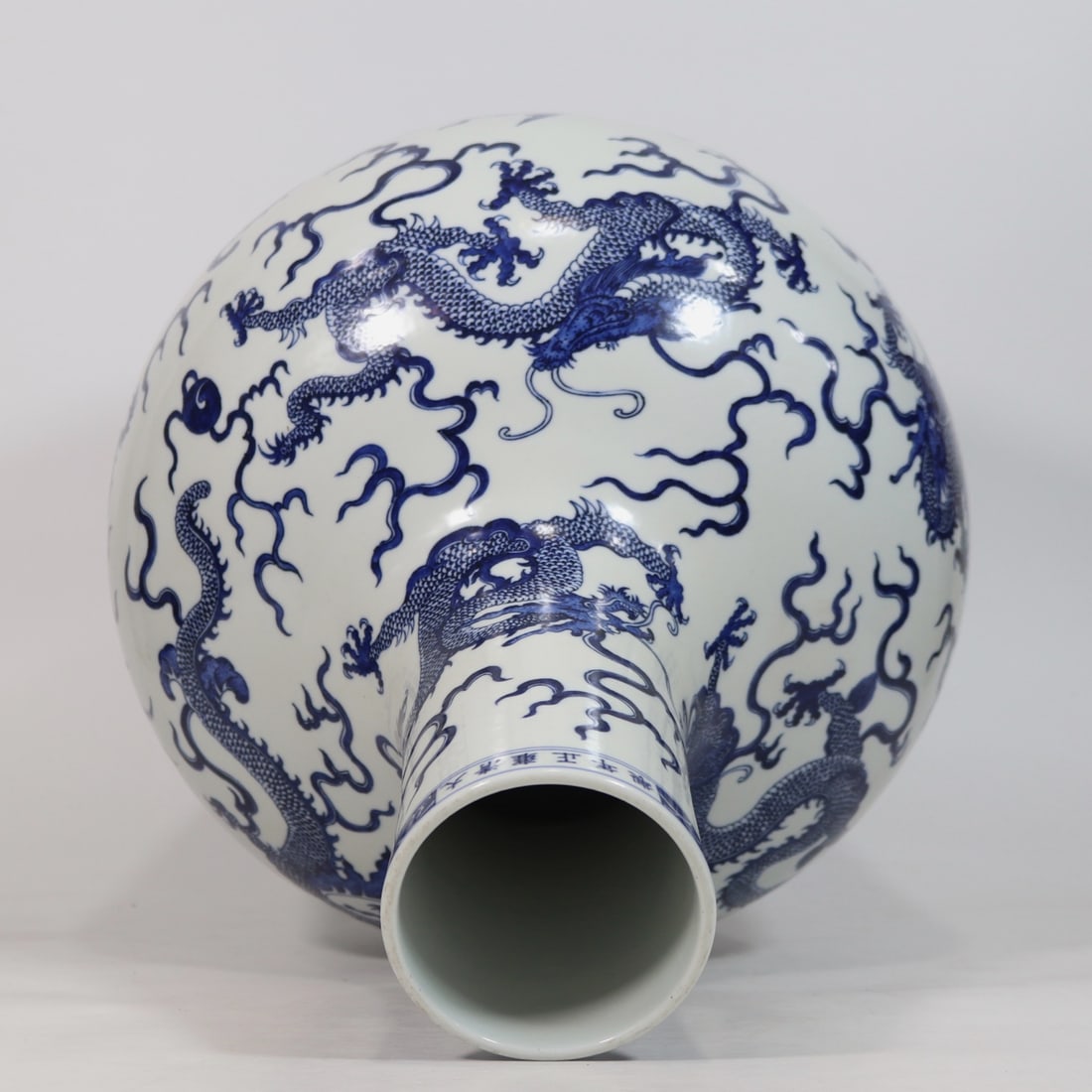 An Exquisite Blue and White Dragon Pattern Seawater Pattern Vase - 8