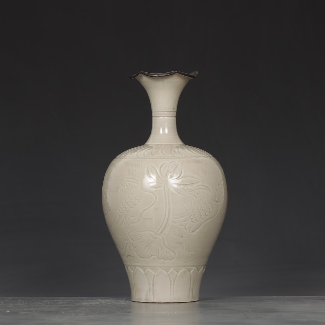 An Exquisite Ding yao Flower and Bird Pattern Vase - 2