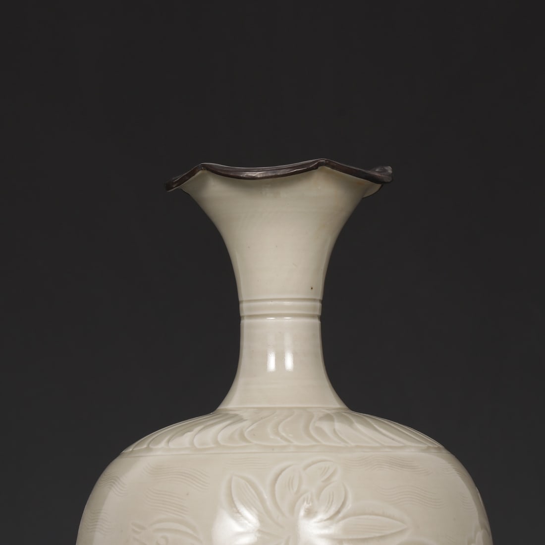 An Exquisite Ding yao Flower and Bird Pattern Vase - 3