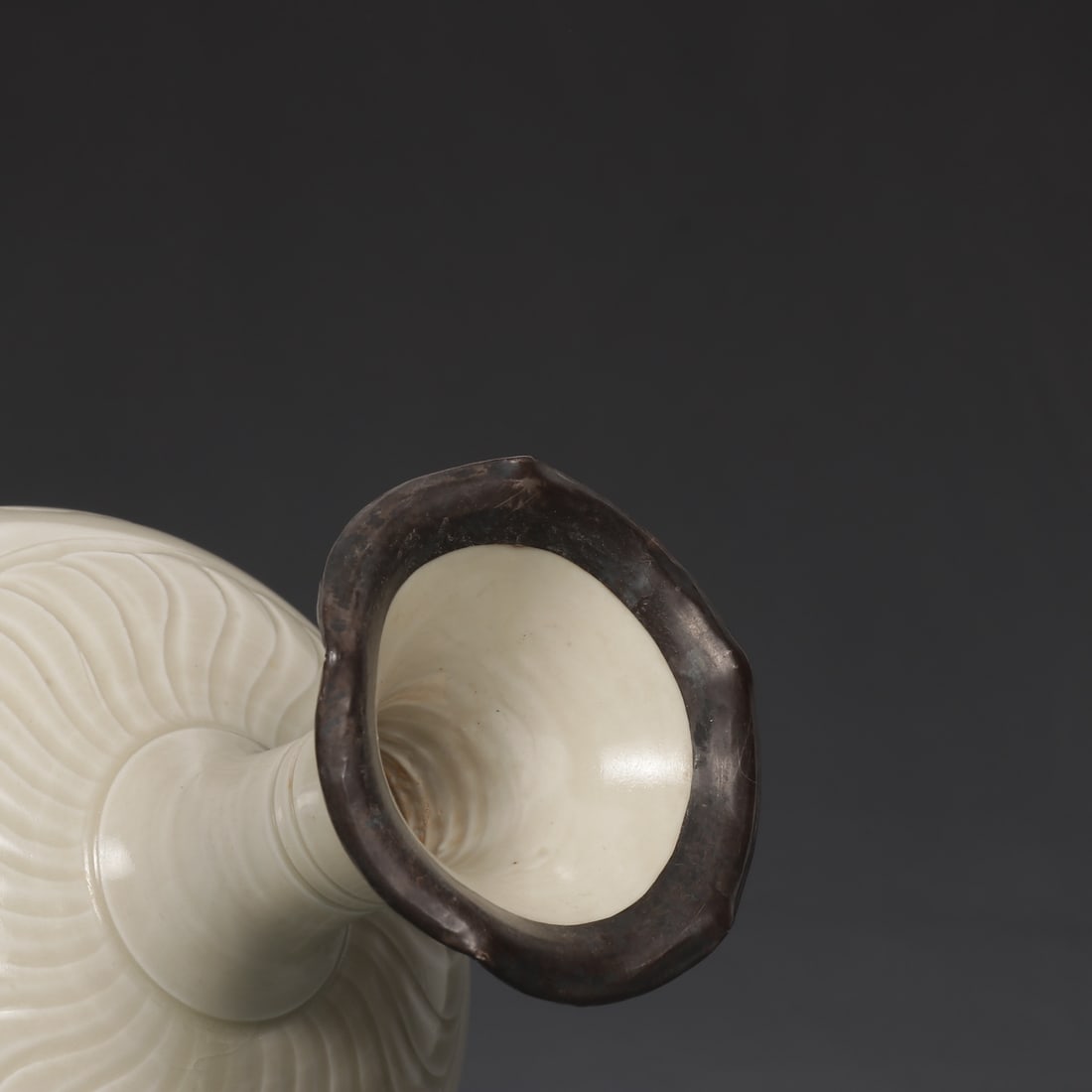 An Exquisite Ding yao Flower and Bird Pattern Vase - 8