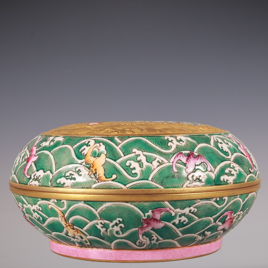 An Exquisite Enamel Seawater Pattern Bats Pattern Box: An Exquisite Enamel Seawater Pattern Bats Pattern Box Qing Dynasty, China Qianlong Six-character Mark Size:8cmx16cm (The Dimensions Of All Batches Are Manually Measured.If You Need More Detailed Infor