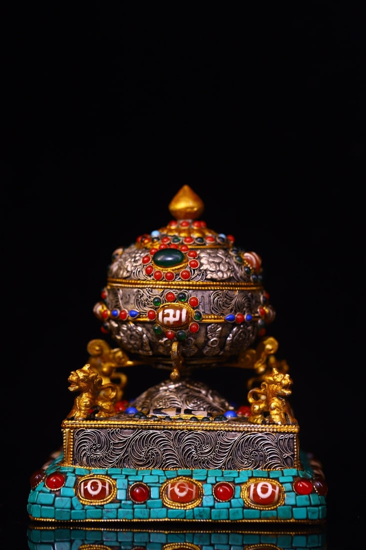 An Exquisite Silver Inlaid Gems Dzi Bead With Sanskrit Ornament: An Exquisite Silver Inlaid Gems Dzi Bead With Sanskrit Ornament Qing Dynasty, China Size:16cmx12cm Weight:900g (The Dimensions Of All Batches Are Manually Measured.If You Need More Detailed