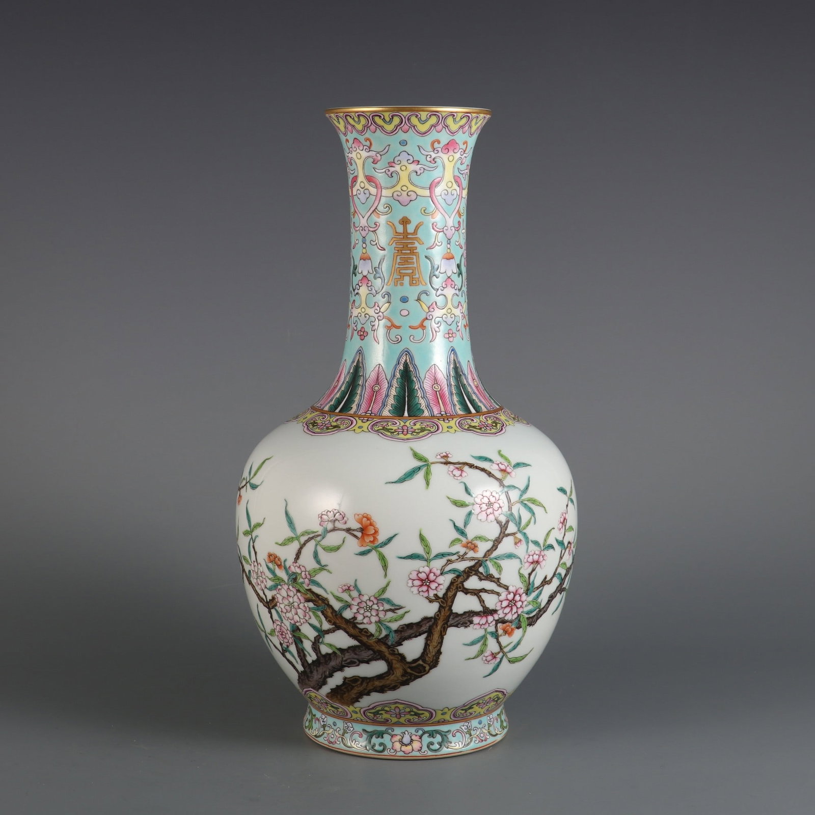 An Exquisite Famille-Rose Flower and Butterfly Pattern Lotus Pattern Vase: An Exquisite Famille-Rose Flower and Butterfly Pattern Lotus Pattern Vase Qing Dynasty, China Qianlong Six-character Mark Size:32cmx16.5cm (The Dimensions Of All Batches Are Manually Measured.If You